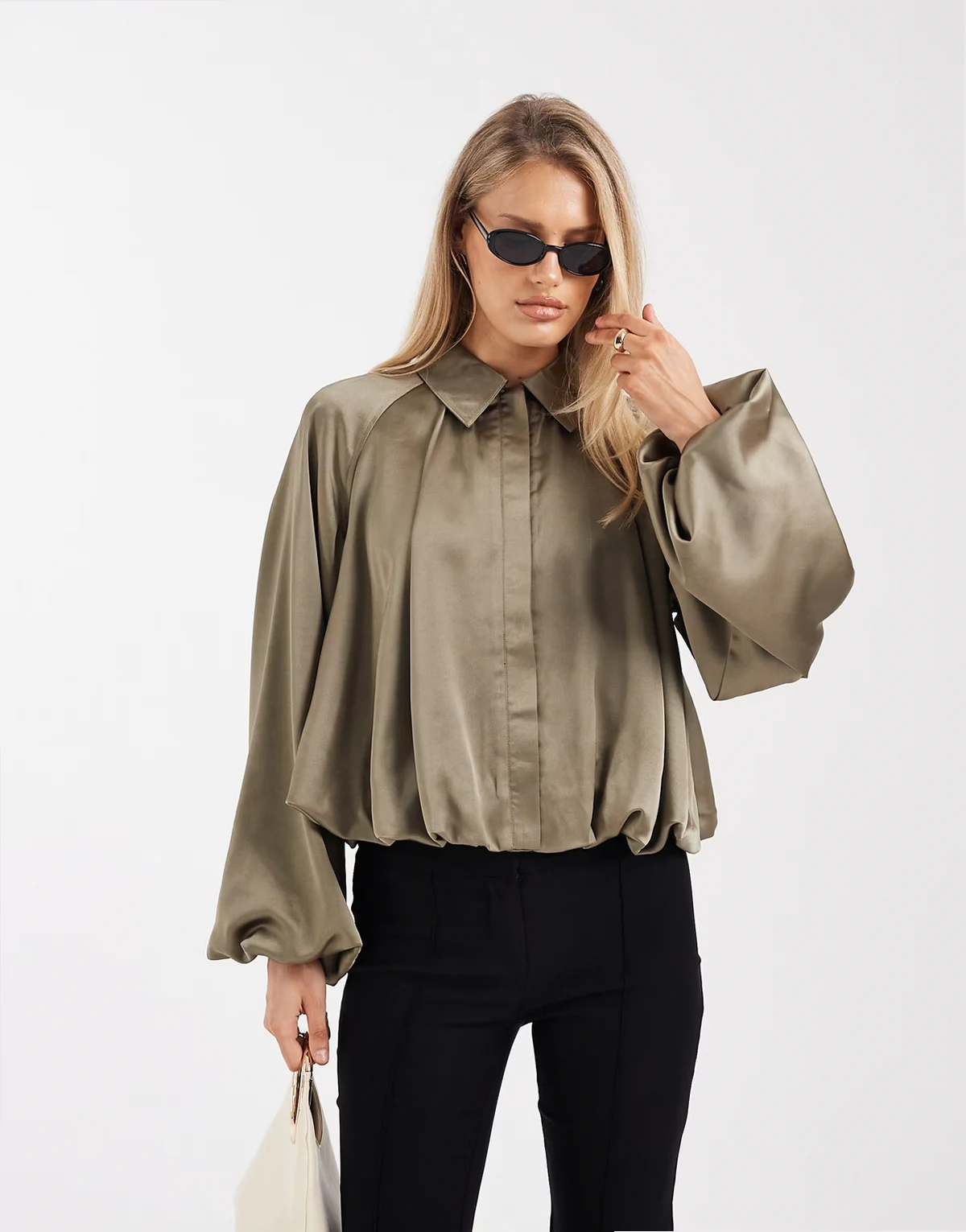 – Bomberjacke aus Satin in Khaki mit Kragen und Ballonsaum