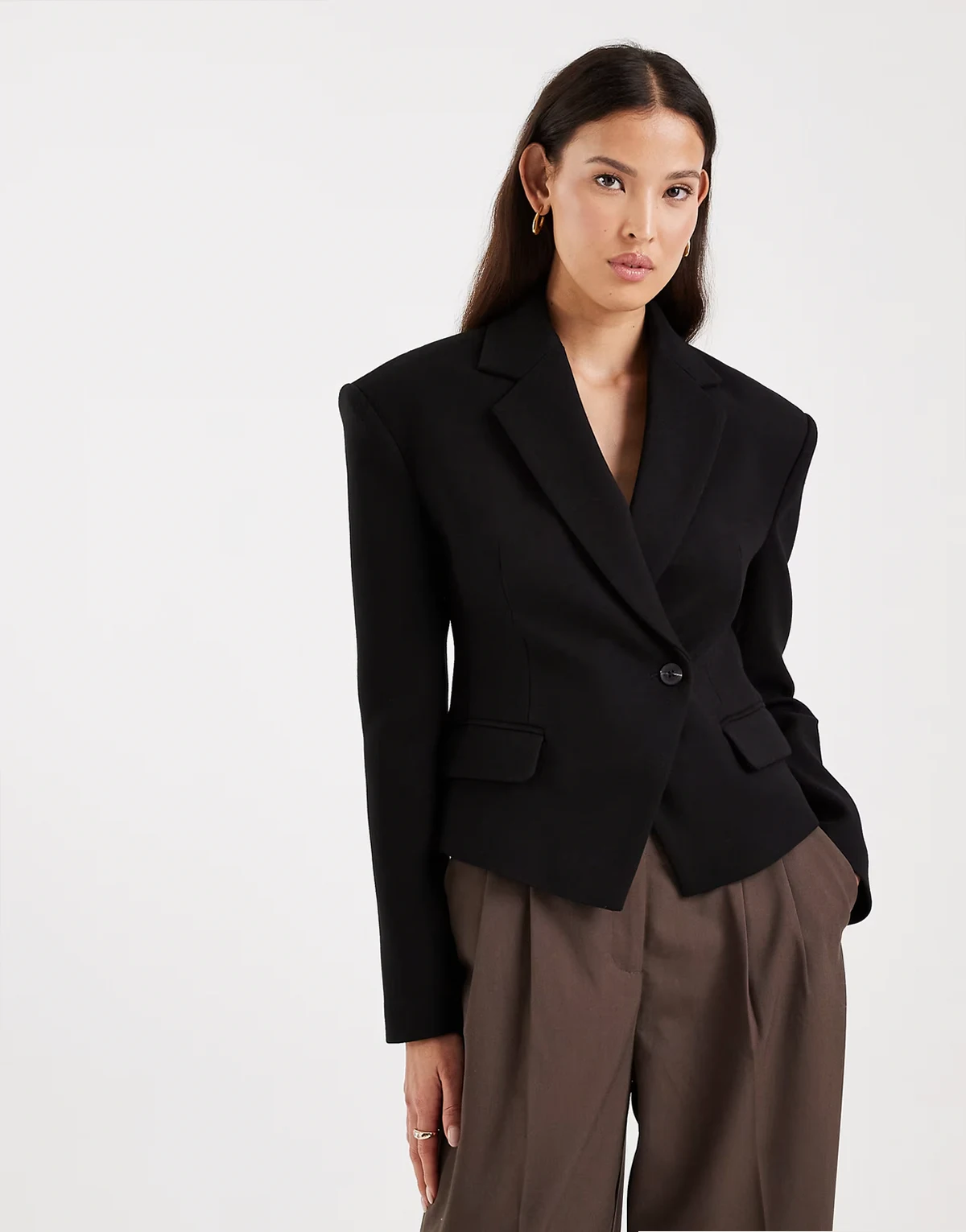 – Eleganter, taillierter Cropped-Blazer in strukturiertem Schwarz