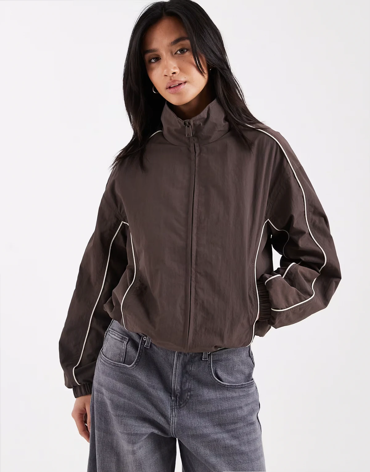 ASOS DESIGN Petite – Oversize-Trainingsjacke in Braun mit cremefarbener Paspelierung