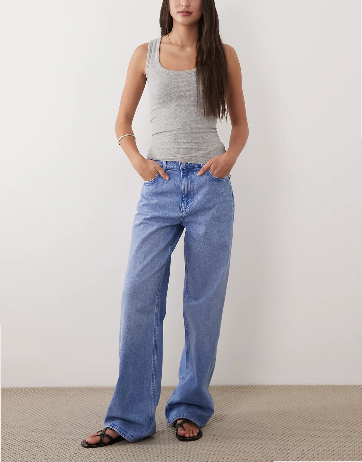 – Jasnoniebieskie jeansy o fasonie dad z szerokimi nogawkami