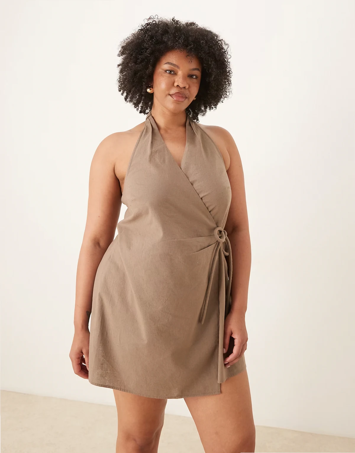 ASOS DESIGN Curve – Letnia jasnobrązowa kopertowa sukienka mini z dekoltem typu halter z mieszanki bawełny i lnu