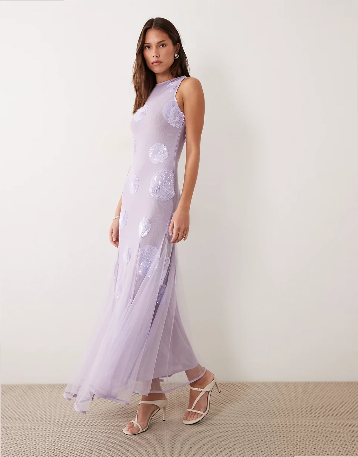 – Liliowa sukienka maxi w cekinowe grochy