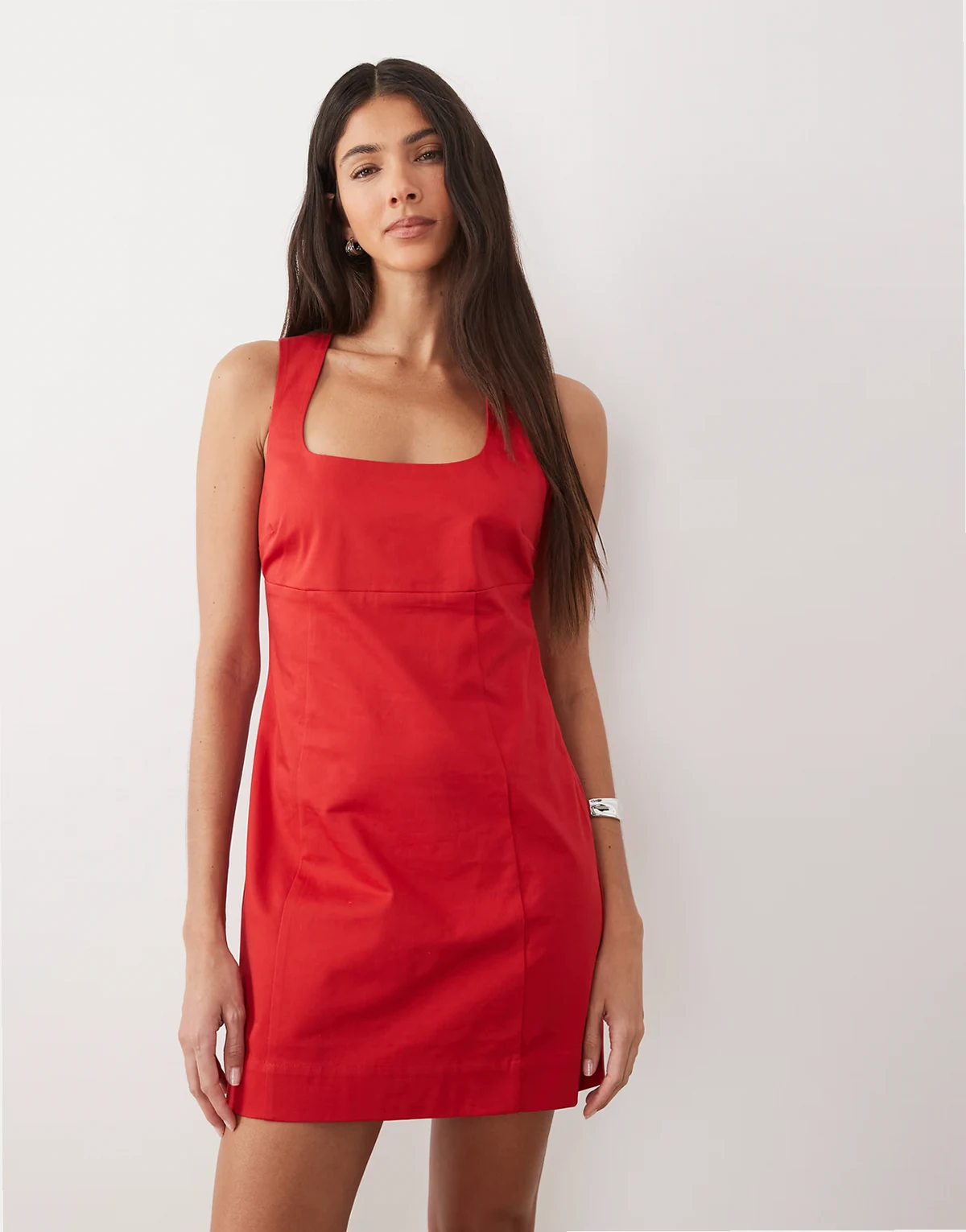 – Pomidorowoczerwona letnia sukienka mini o kroju bodycon z kwadratowym dekoltem