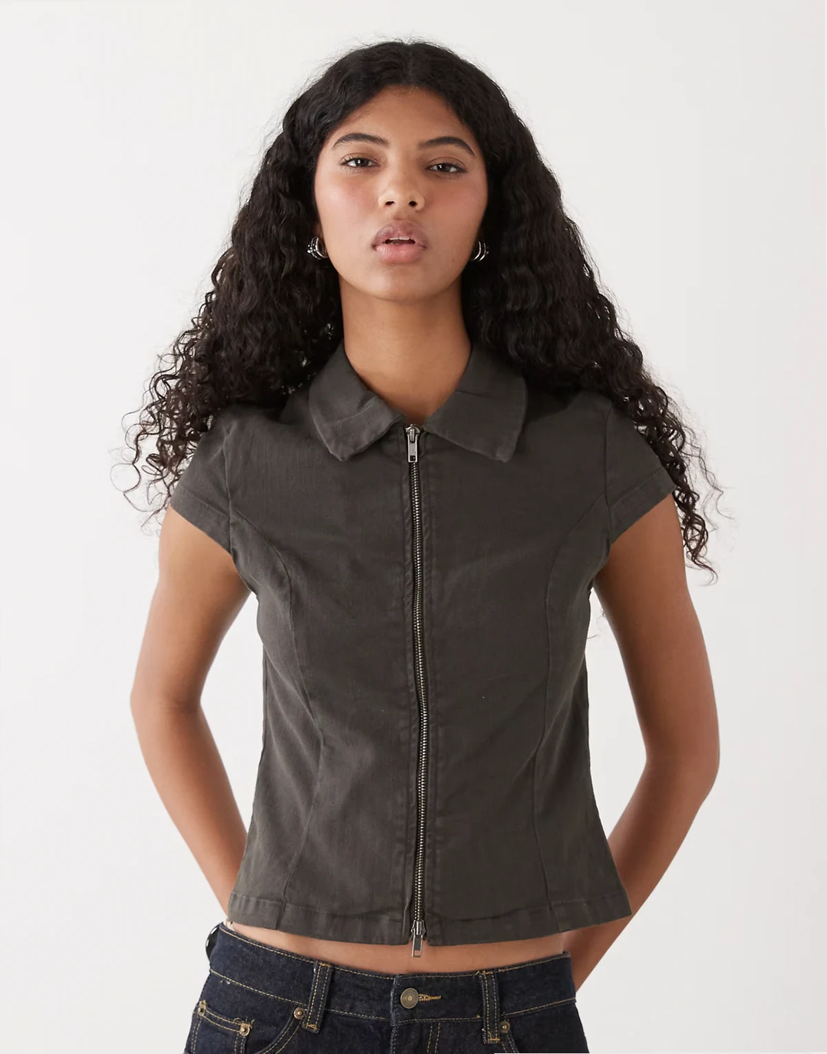 zip through top with cap sleeves in dark gray