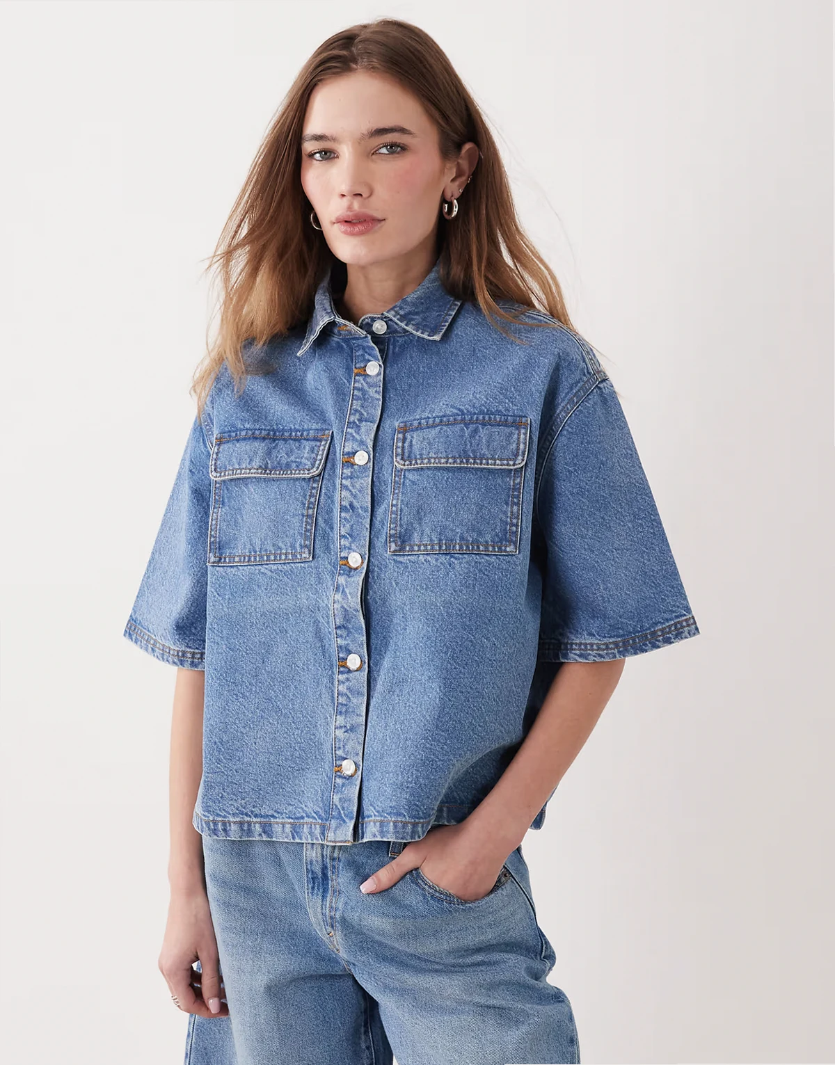 – Kastiges Hemd aus Denim in mittelblauer Waschung