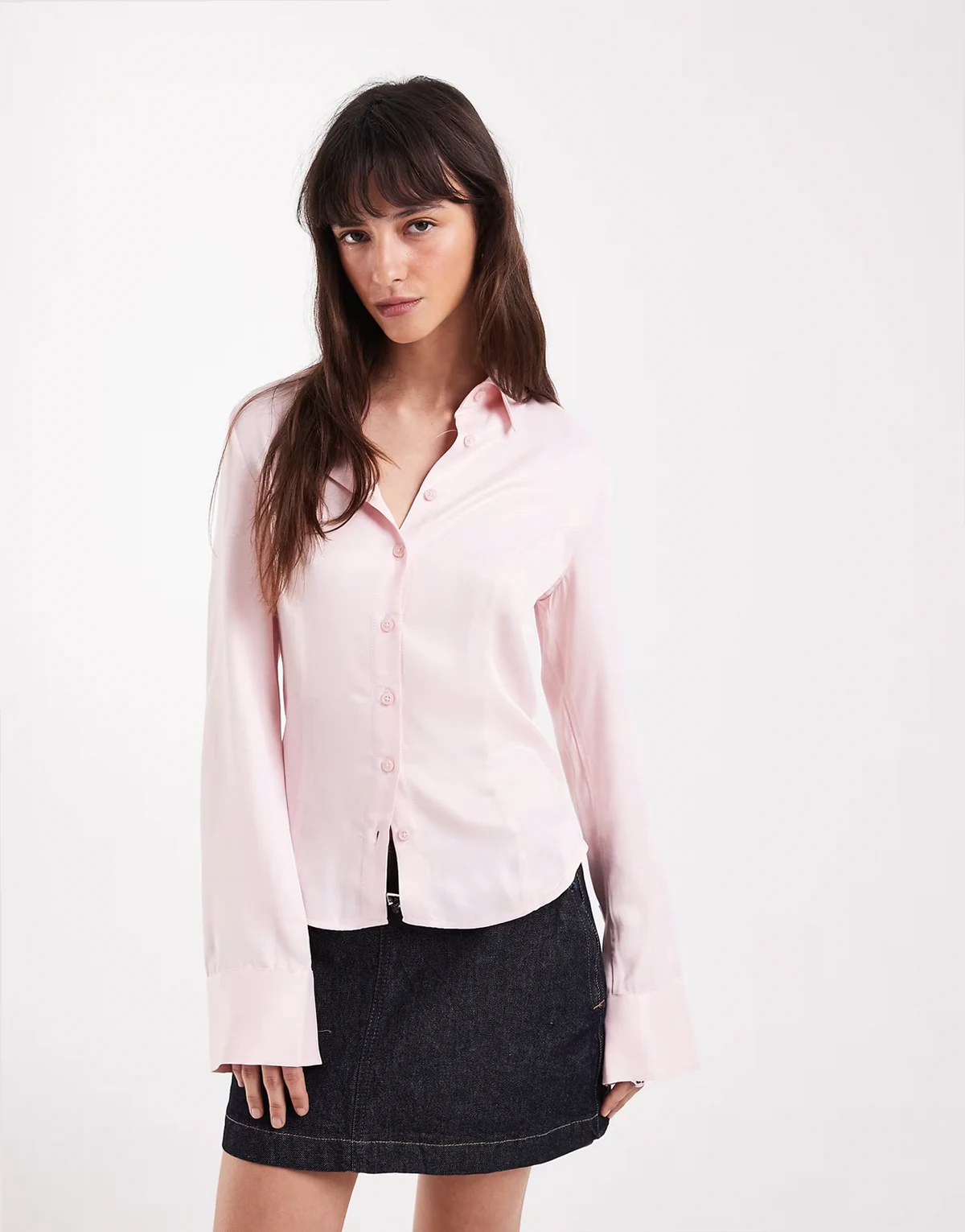 – Taillierte schmale Hemdbluse aus Satin in Rosa im Stil der 90er