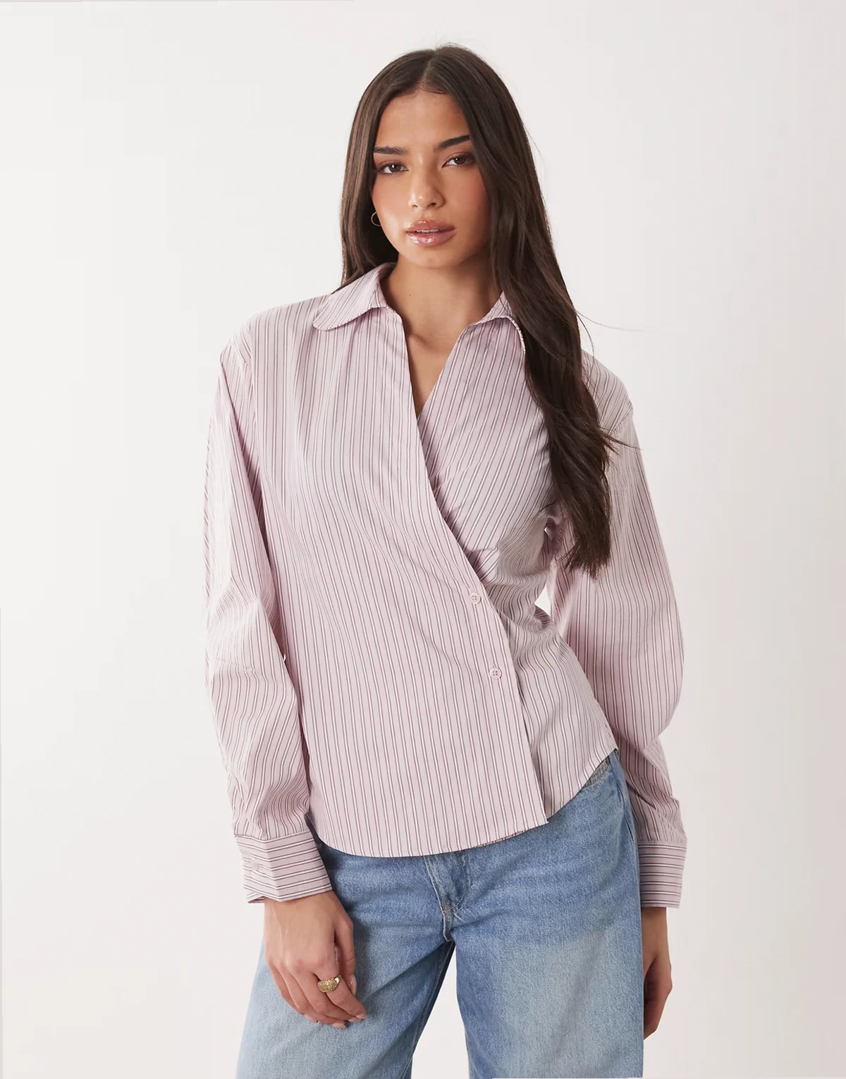 – Hemdbluse in Rosa mit Nadelstreifen und Kokonärmeln