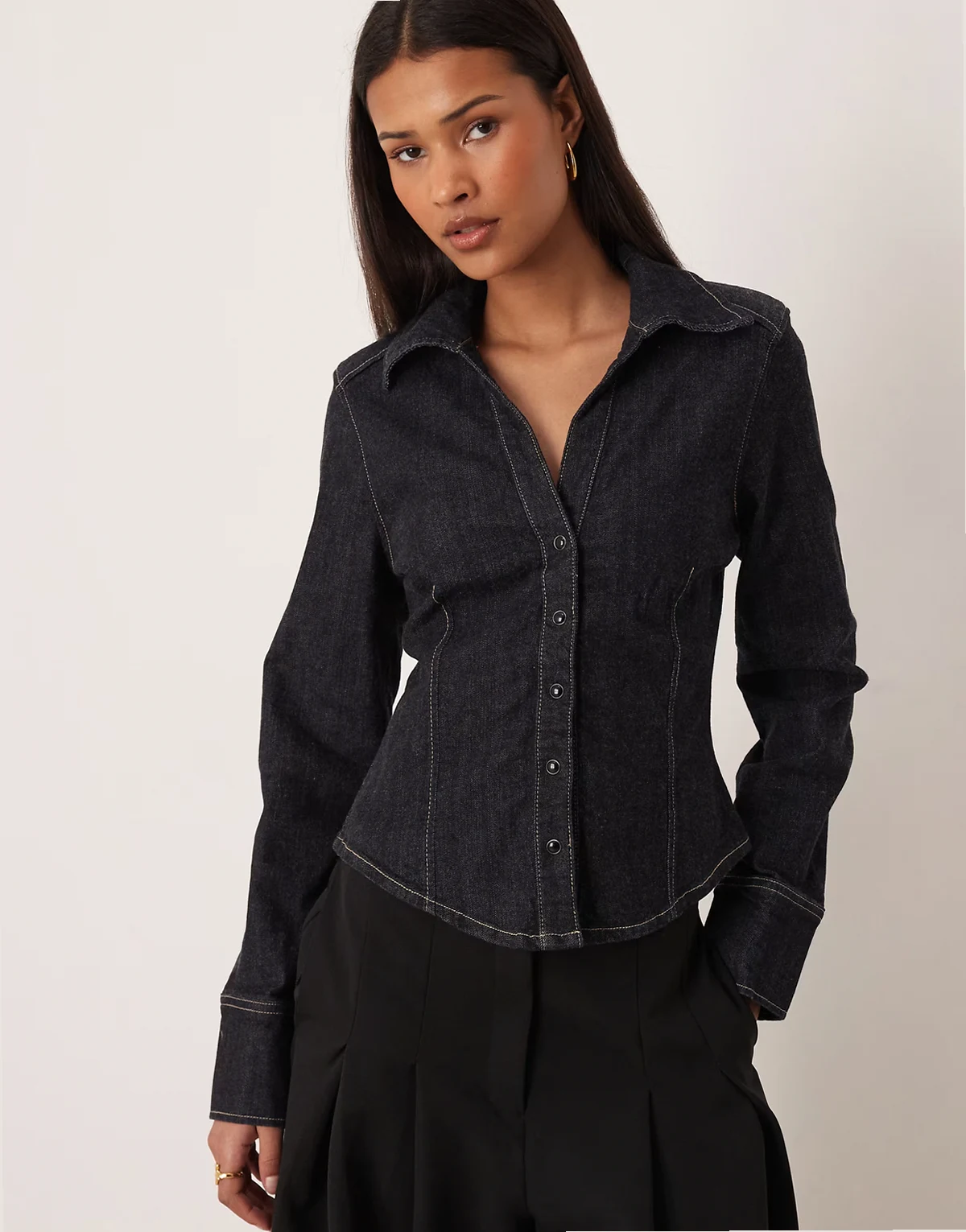 – Jeanshemd in dunkelblauer Rinse-Waschung mit geraffter Taille