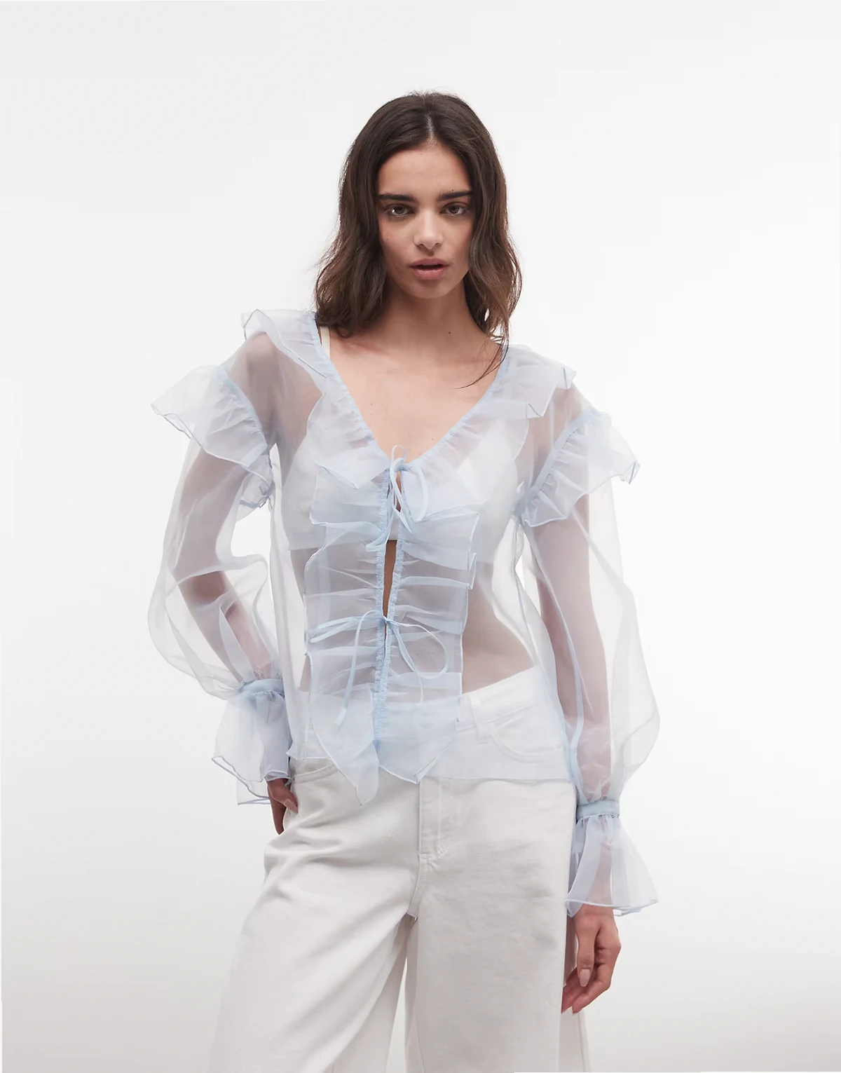 – Transparente, langärmlige Bluse in Hellblau mit Rüschen