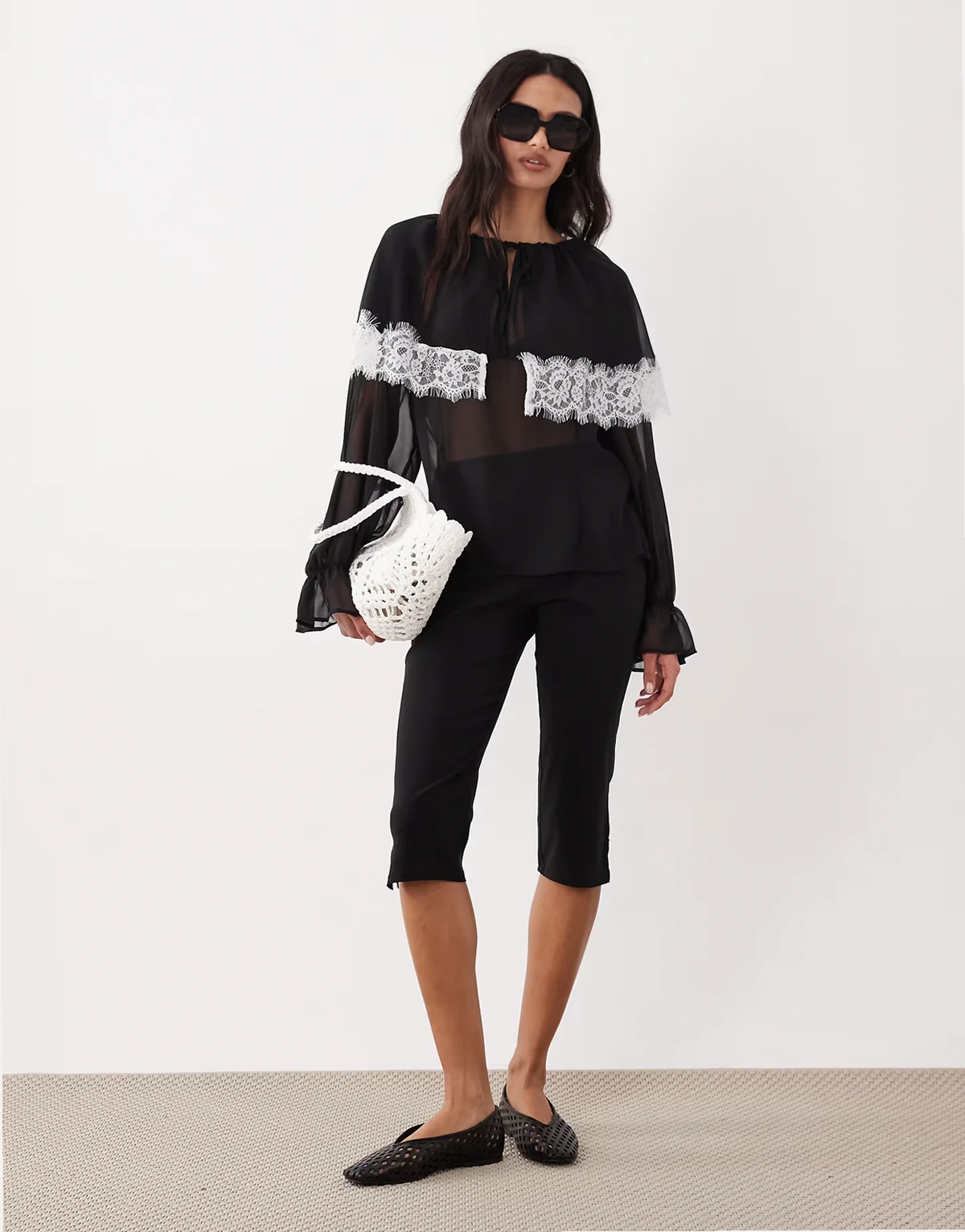 – Cape-Bluse mit kontrastierendem Besatz