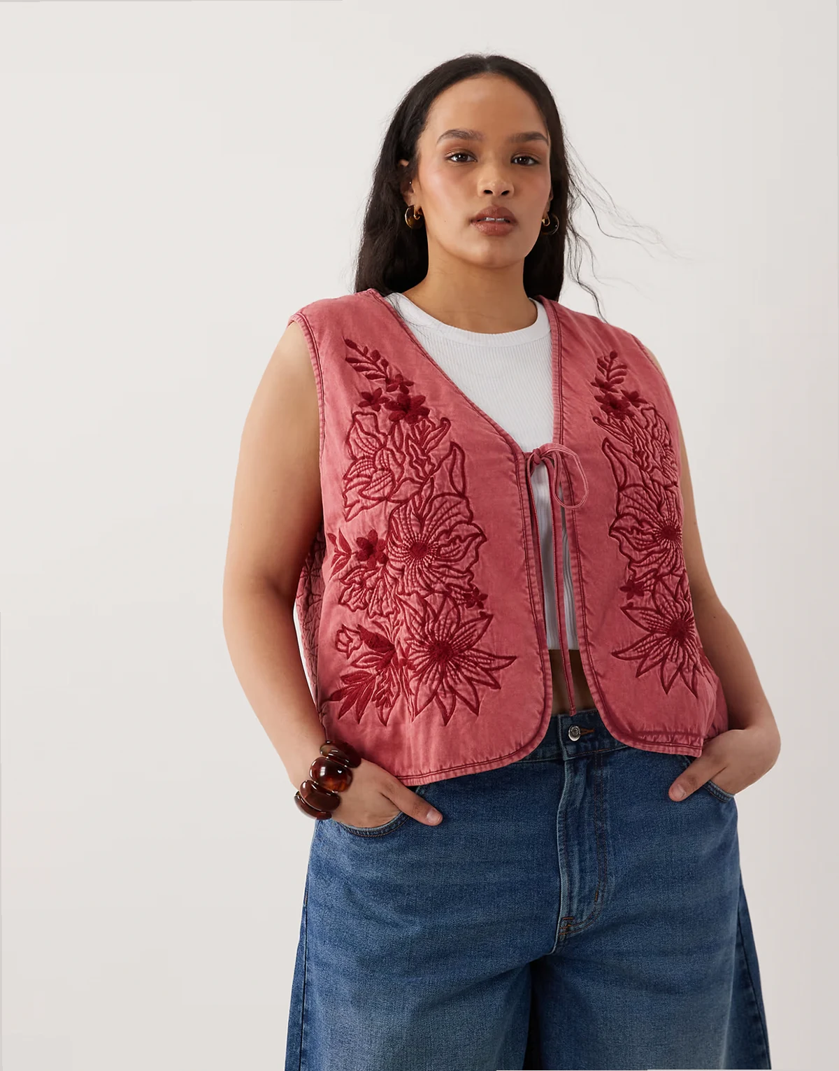 ASOS DESIGN Curve – Bordowa pikowana kamizelka ocieplana w kwiatowy wzór z efektem sprania