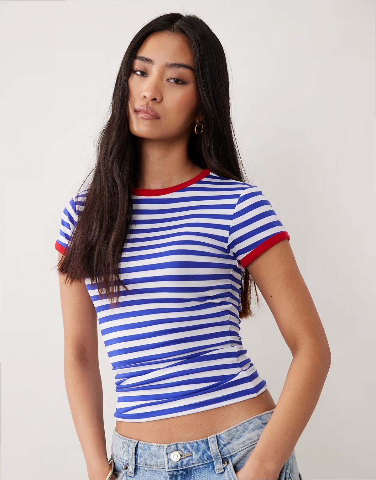 – Knapp geschnittenes Ringer-T-Shirt in Blau gestreift
