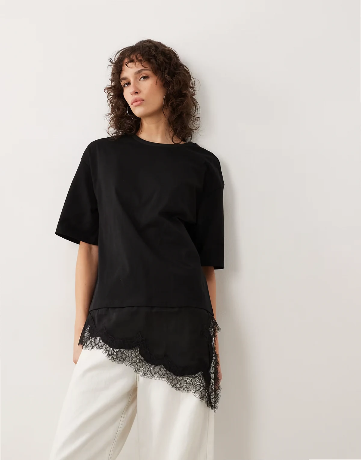 – Oversize-T-Shirt in Schwarz mit Spitzendetails
