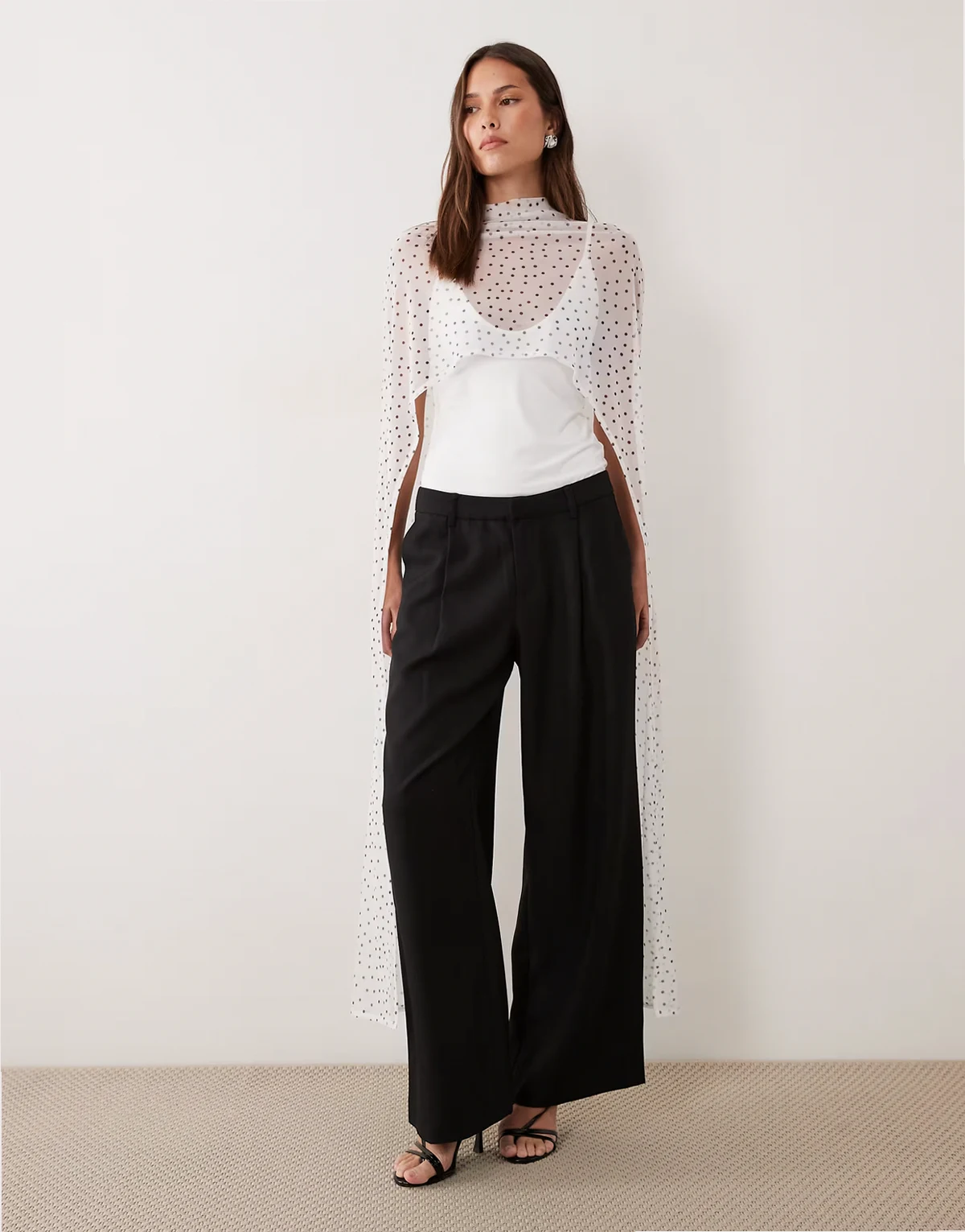 – Cape aus Netzstoff mit U-Ausschnitt und Polka-Dot-Muster