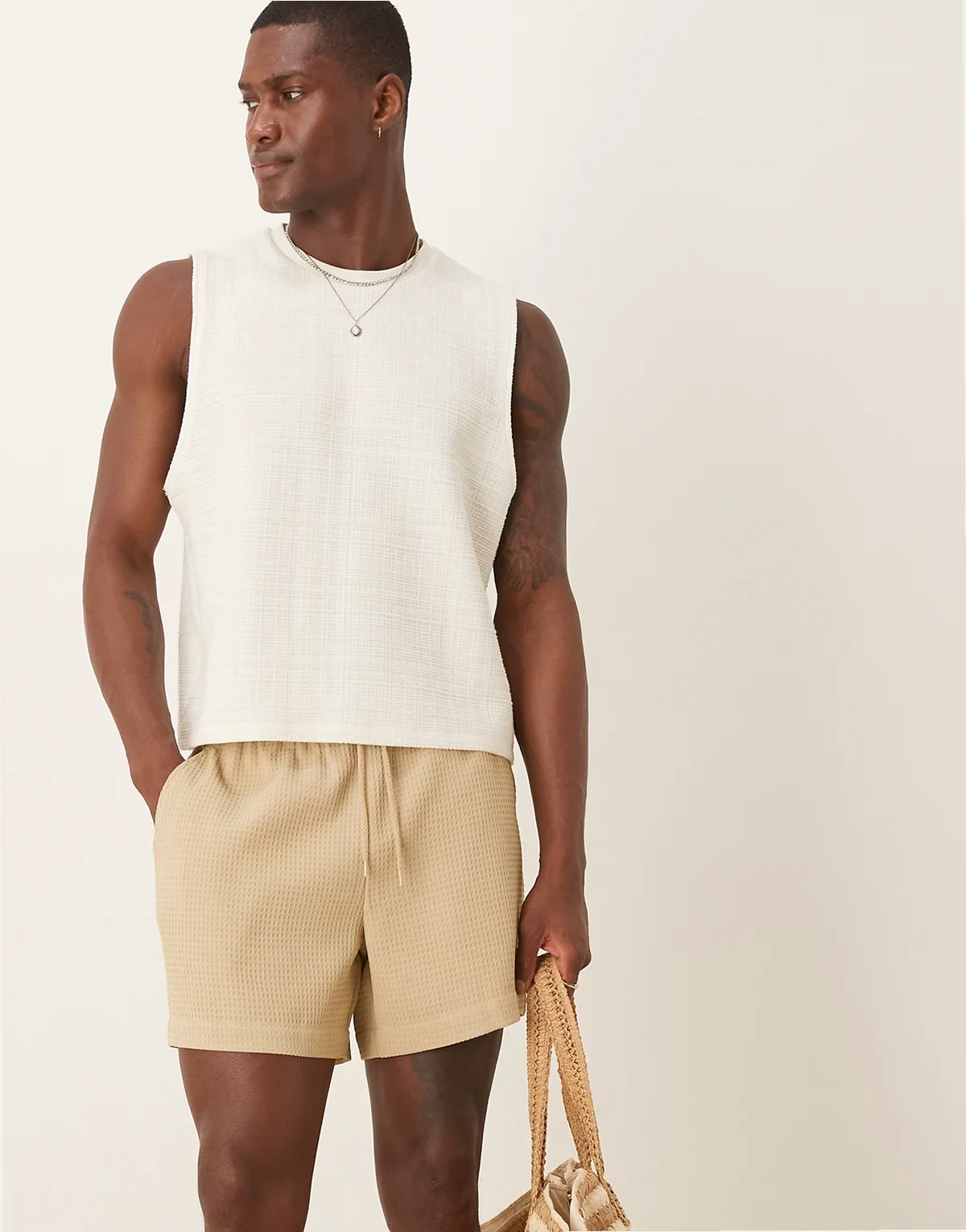 – Kürzere Shorts in Beige mit Waffelstruktur