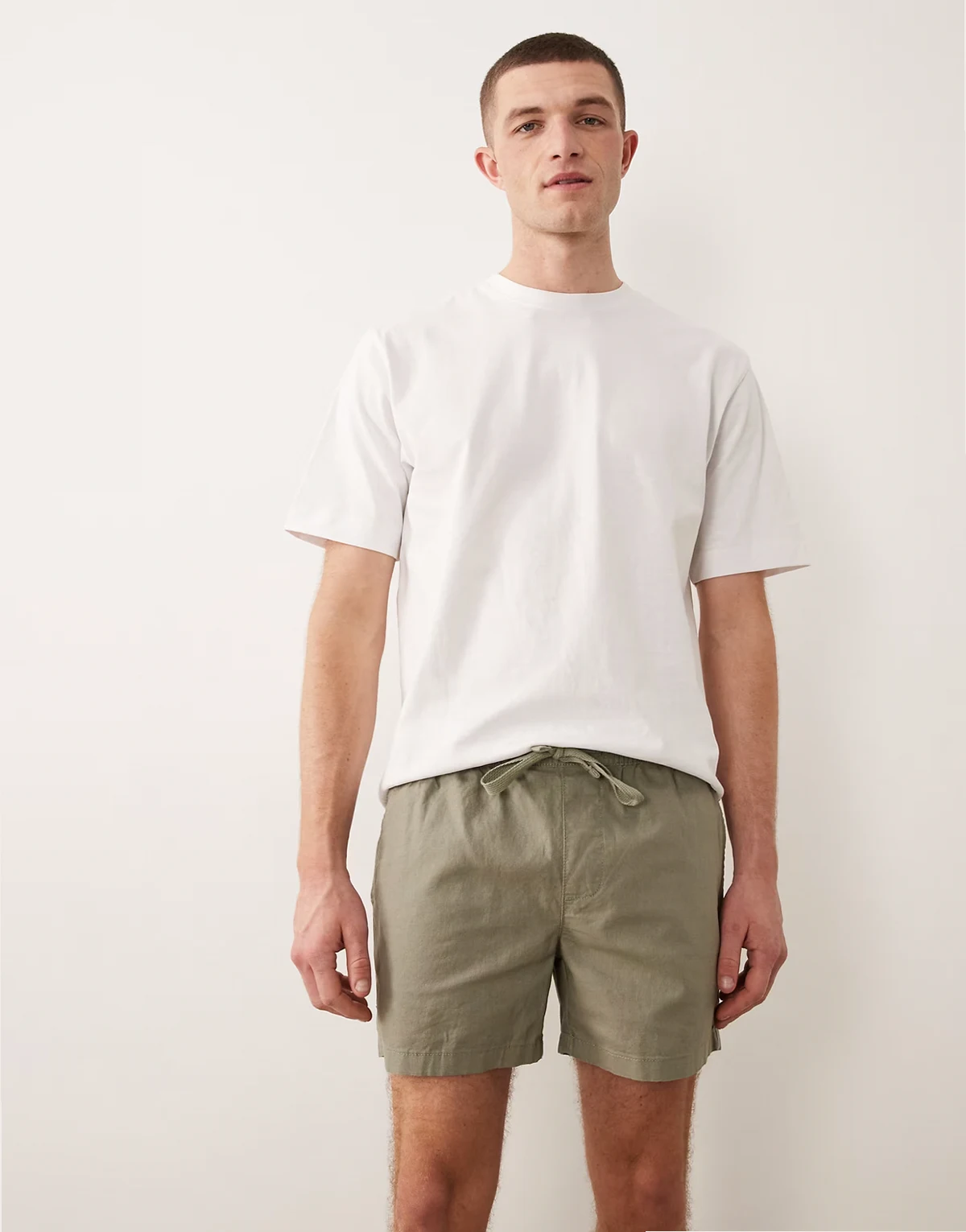 – Shorts aus Leinenmix in Khaki mit schmalem, kürzerem Schnitt