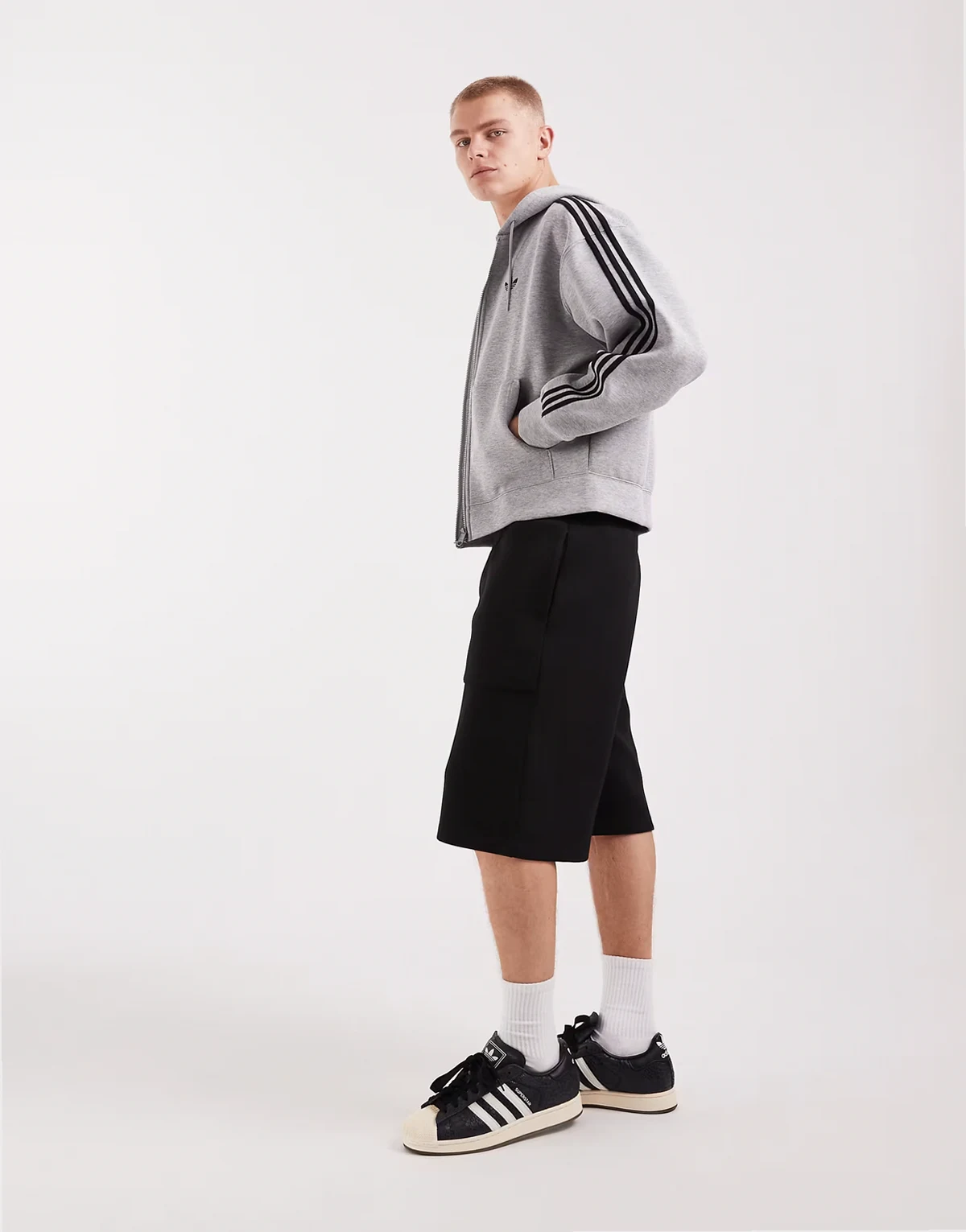 – Schwere Oversize-Jorts aus Material in Neoprenoptik in Schwarz