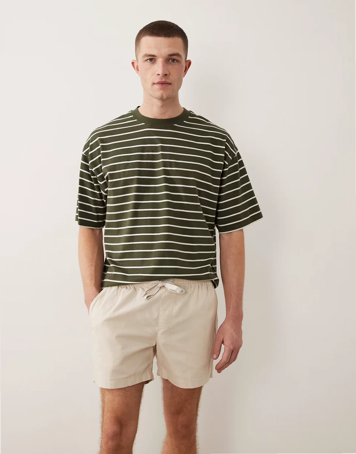 – Kurze Shorts aus Leinenmix in Steinbeige mit schmalem Schnitt