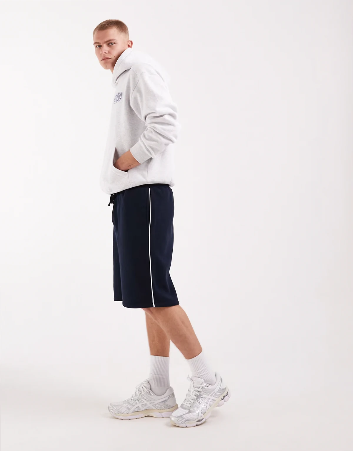 – Oversize-Shorts in Sky Captain mit weißer Paspelierung