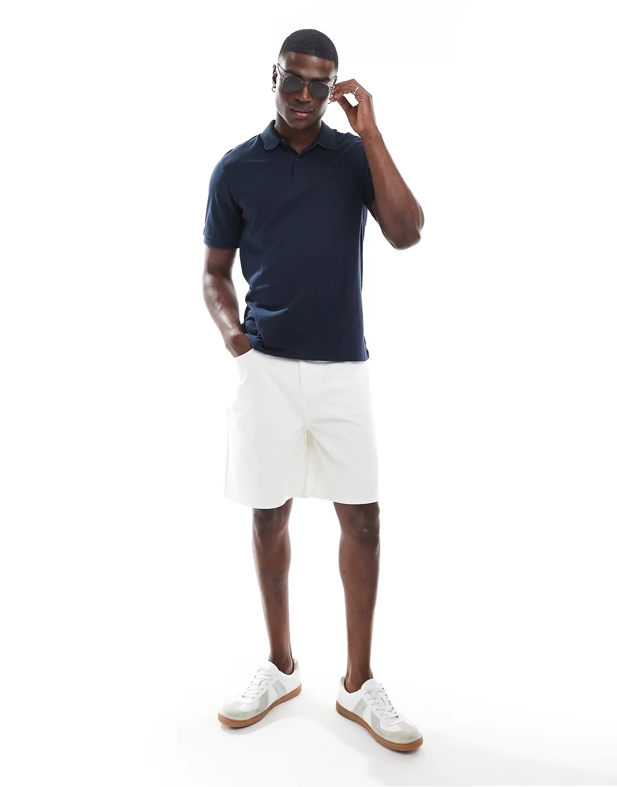 – Mittellange Shorts in Weiß