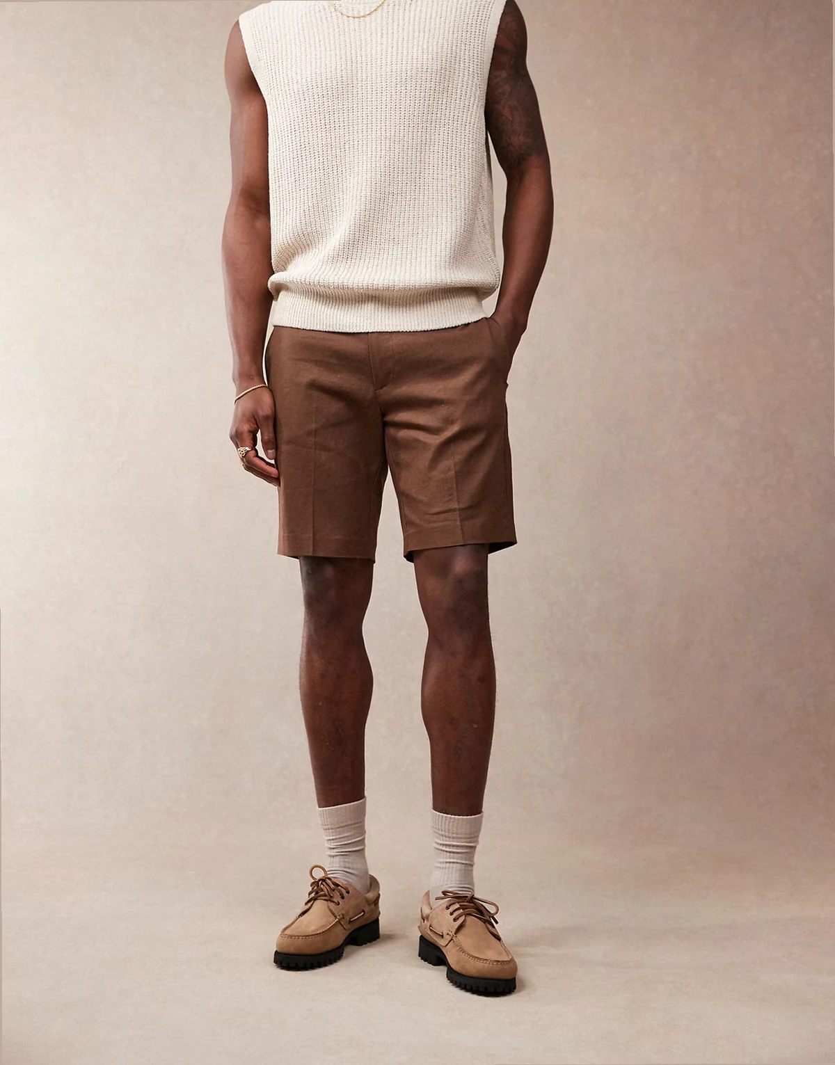 – Elegante, schmal geschnittene Shorts aus Leinenmix in Braun