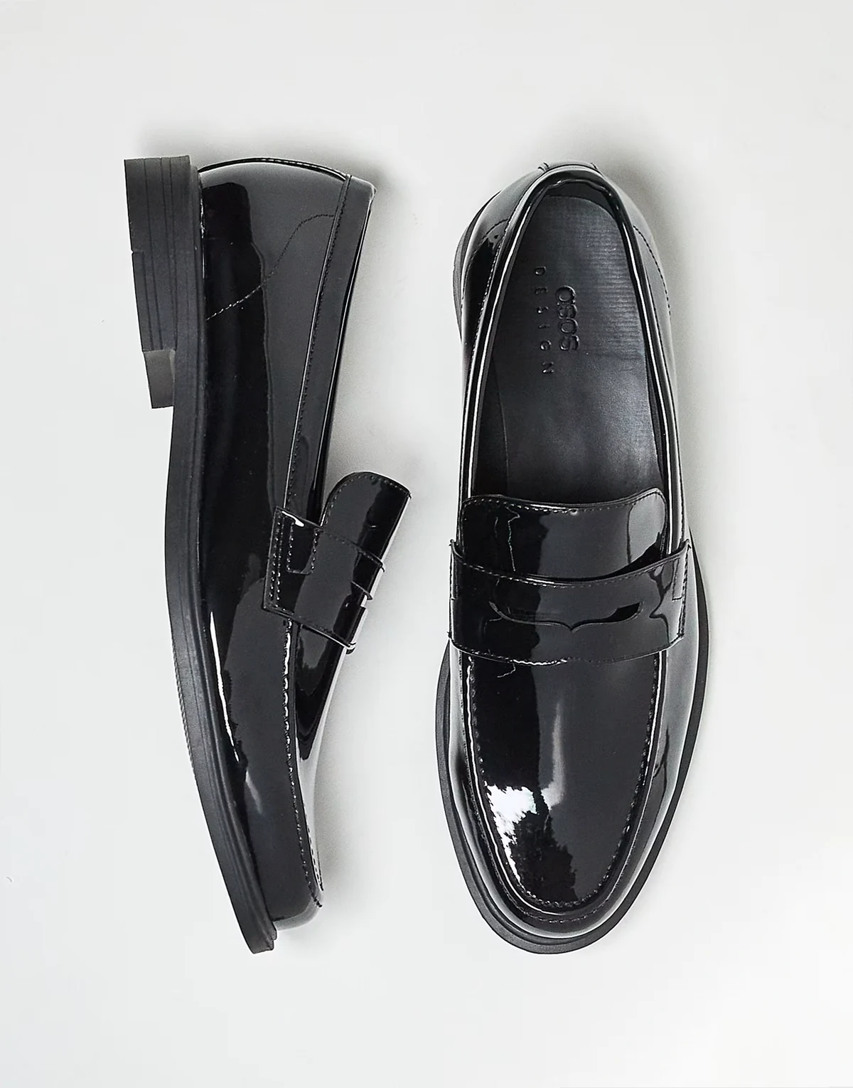 – Penny-Loafer in schwarzer Lackoptik