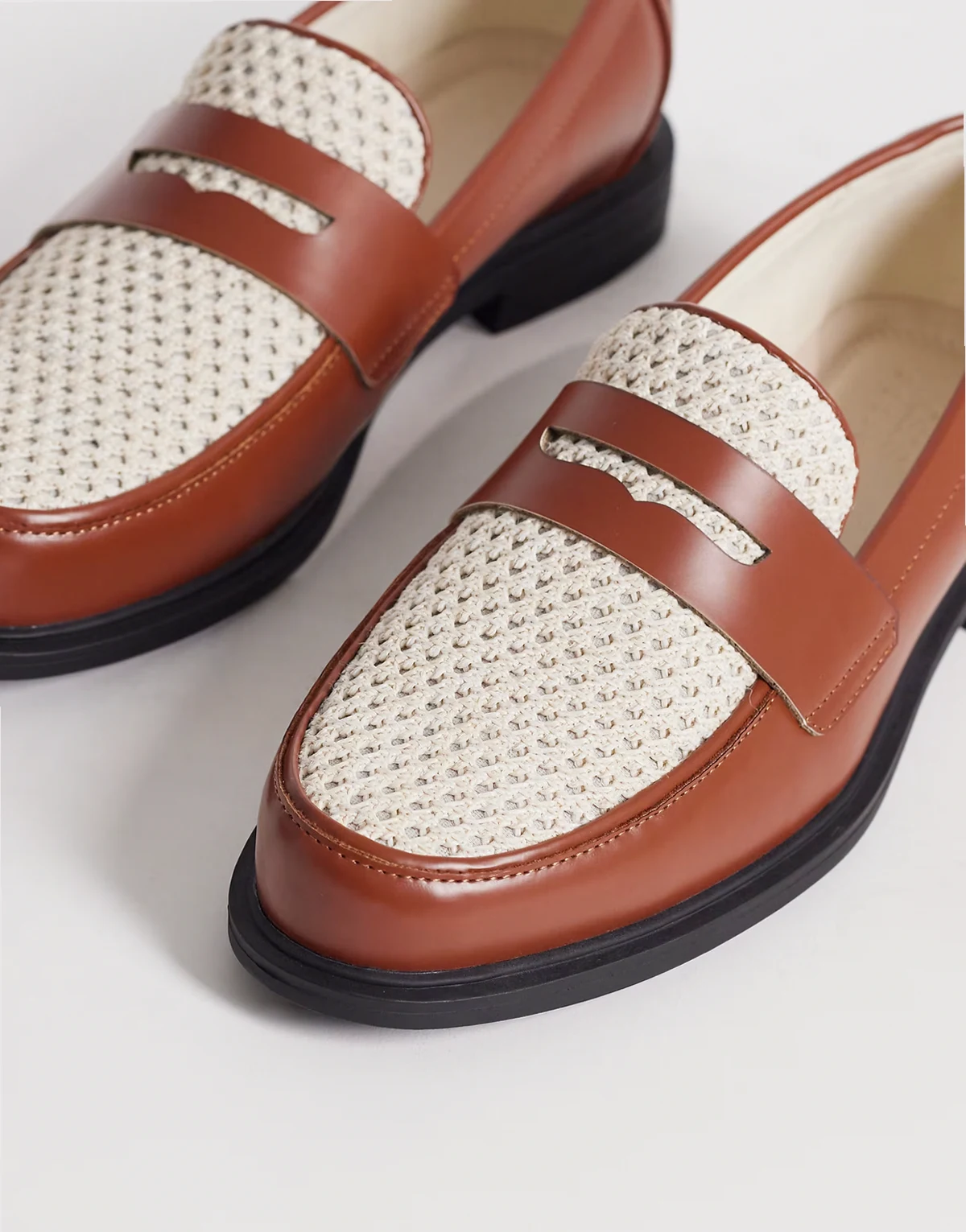 – Brązowo-kremowe loafersy penny z rafii