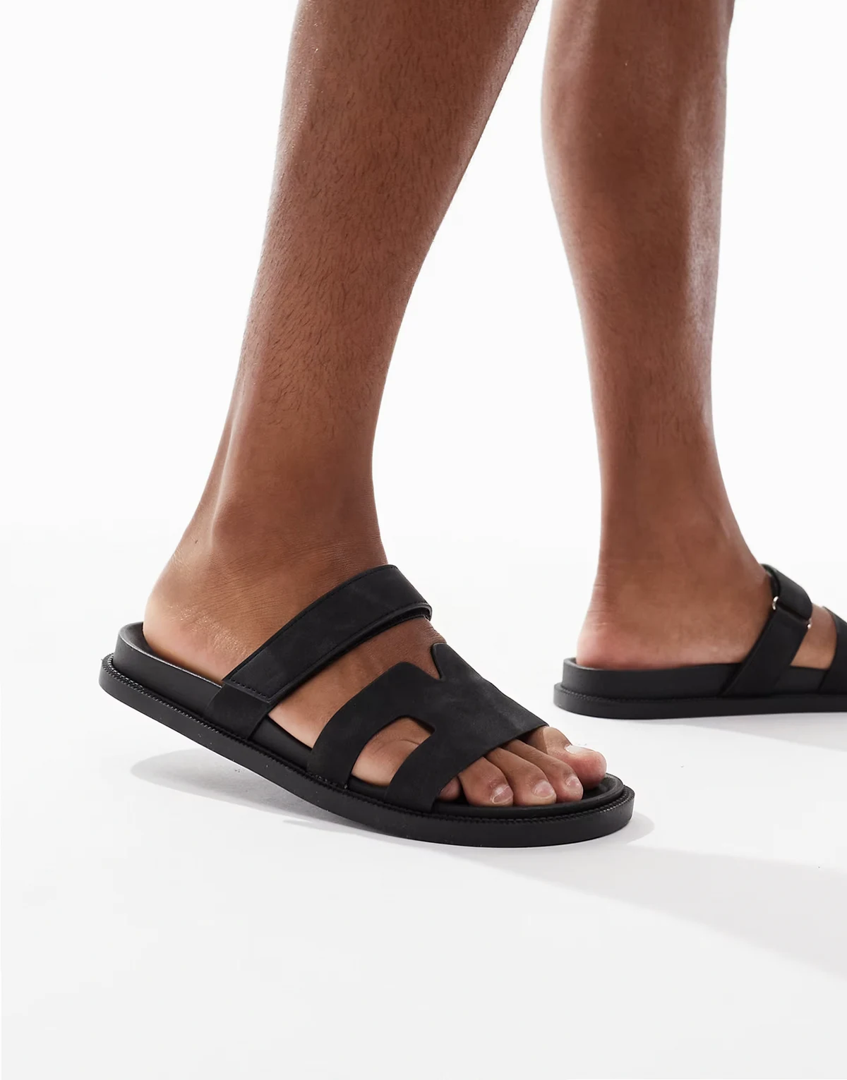 – Nubukleder-Sandalen in Schwarz mit Riemen