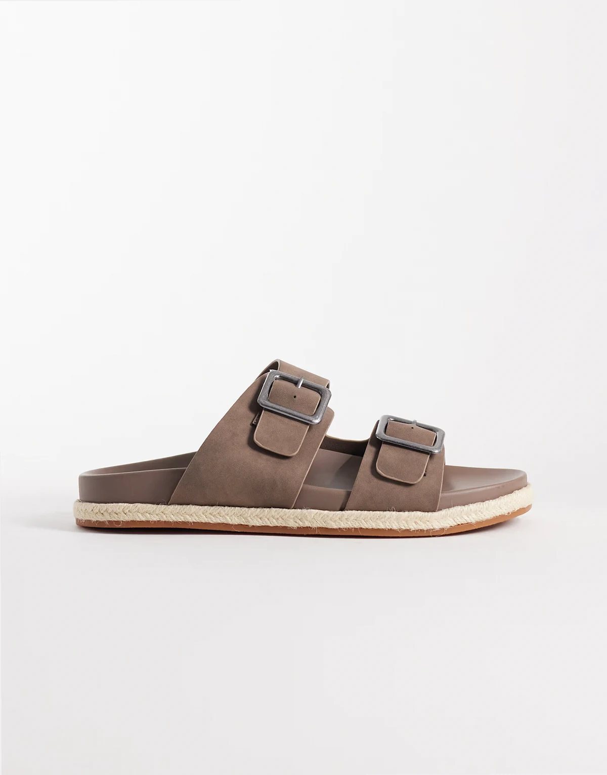 – Sandalen in Maulwurfbraun mit zwei Riemen und Schnallen
