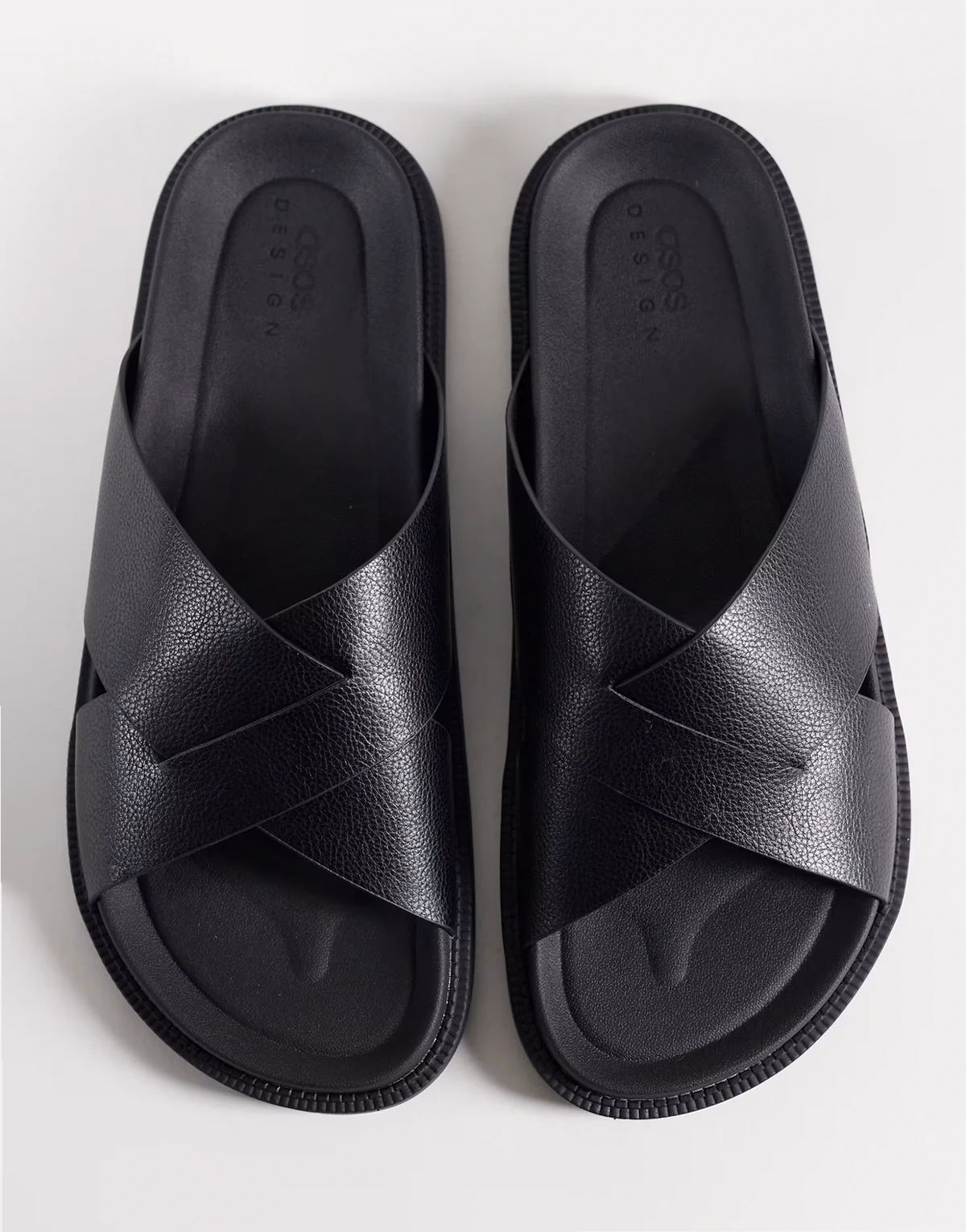 – Sandalen in Schwarz mit überkreuzten Riemen