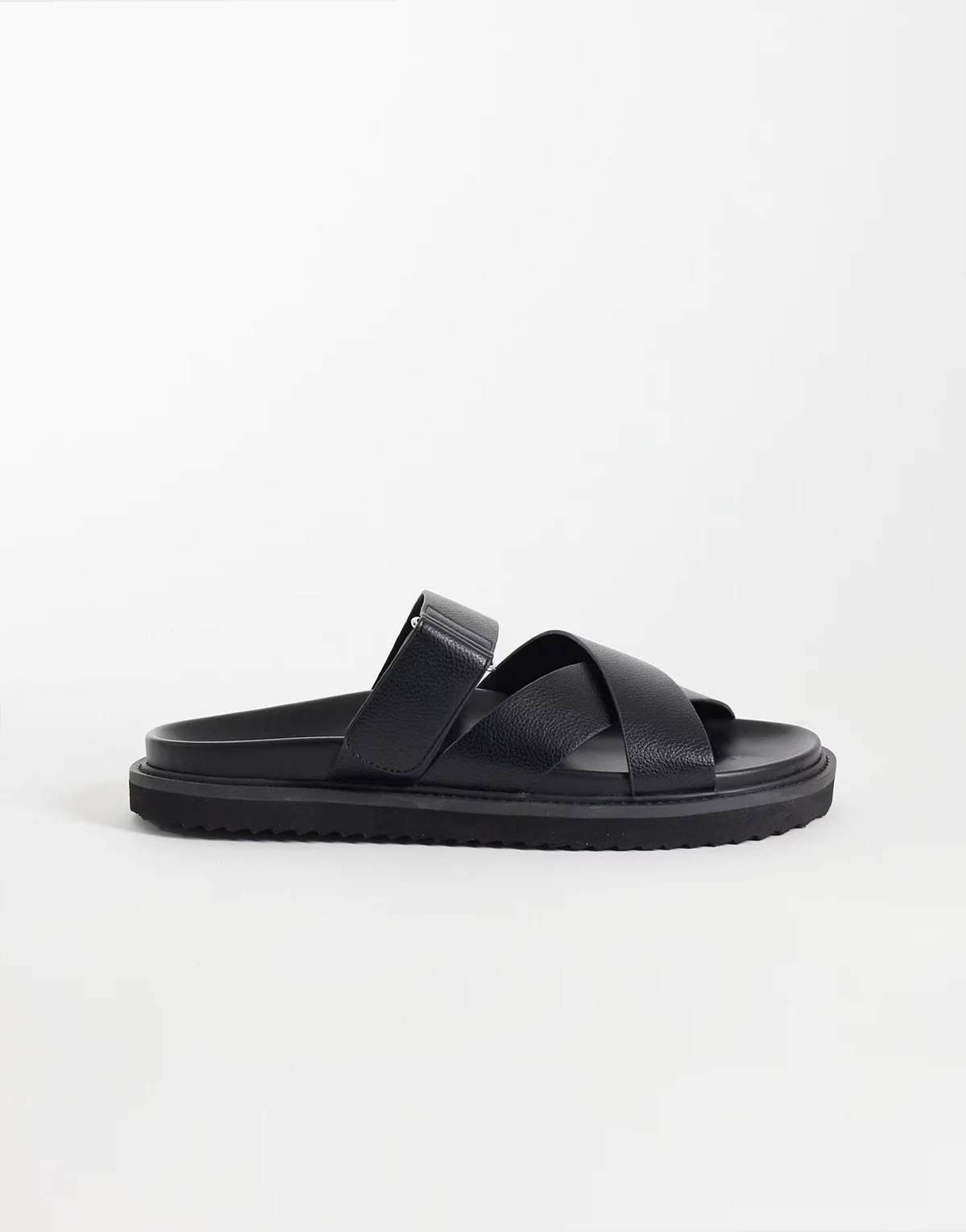 – Sandalen in gewalktem Schwarz mit überkreuzten Riemen