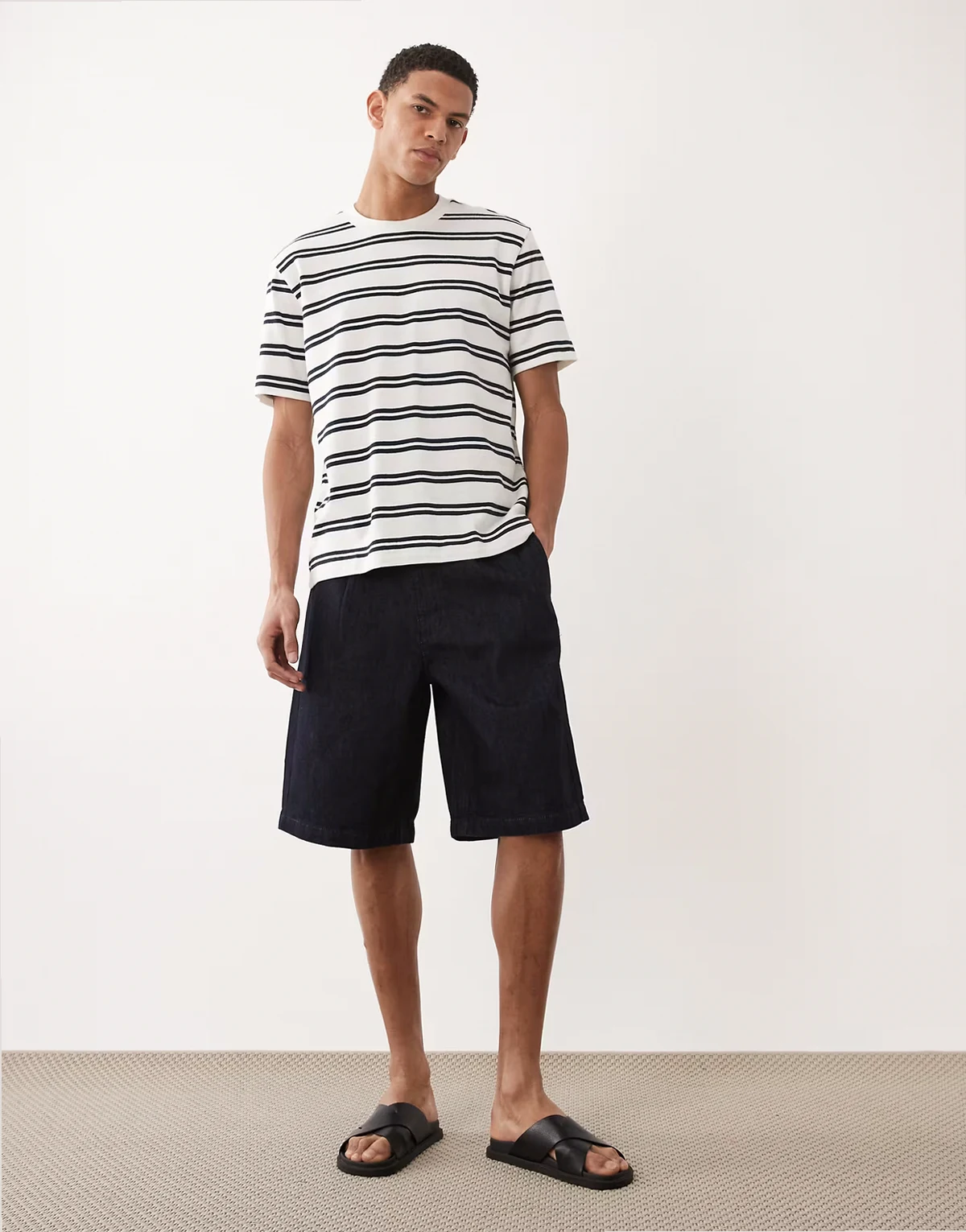 – Leichte Bermuda-Jorts aus Denim in Raw-Waschung mit Bundfalten