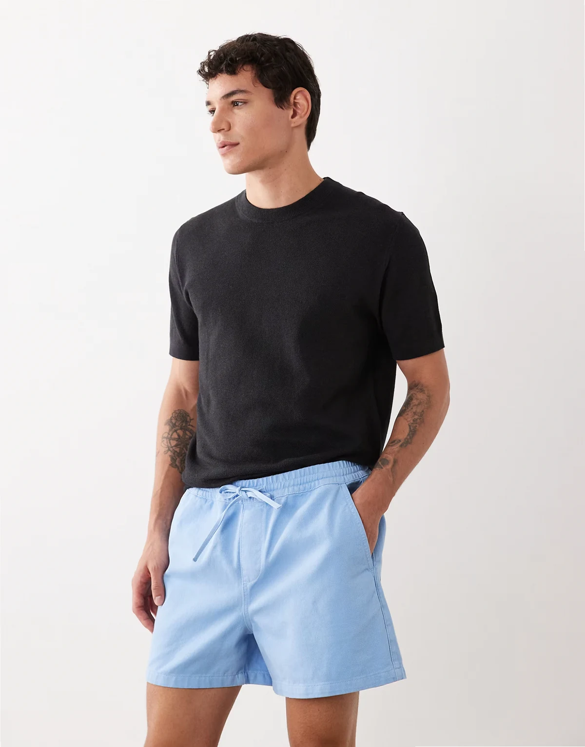 – Kürzer geschnittene, weite Shorts in Blau mit elastischem Bund