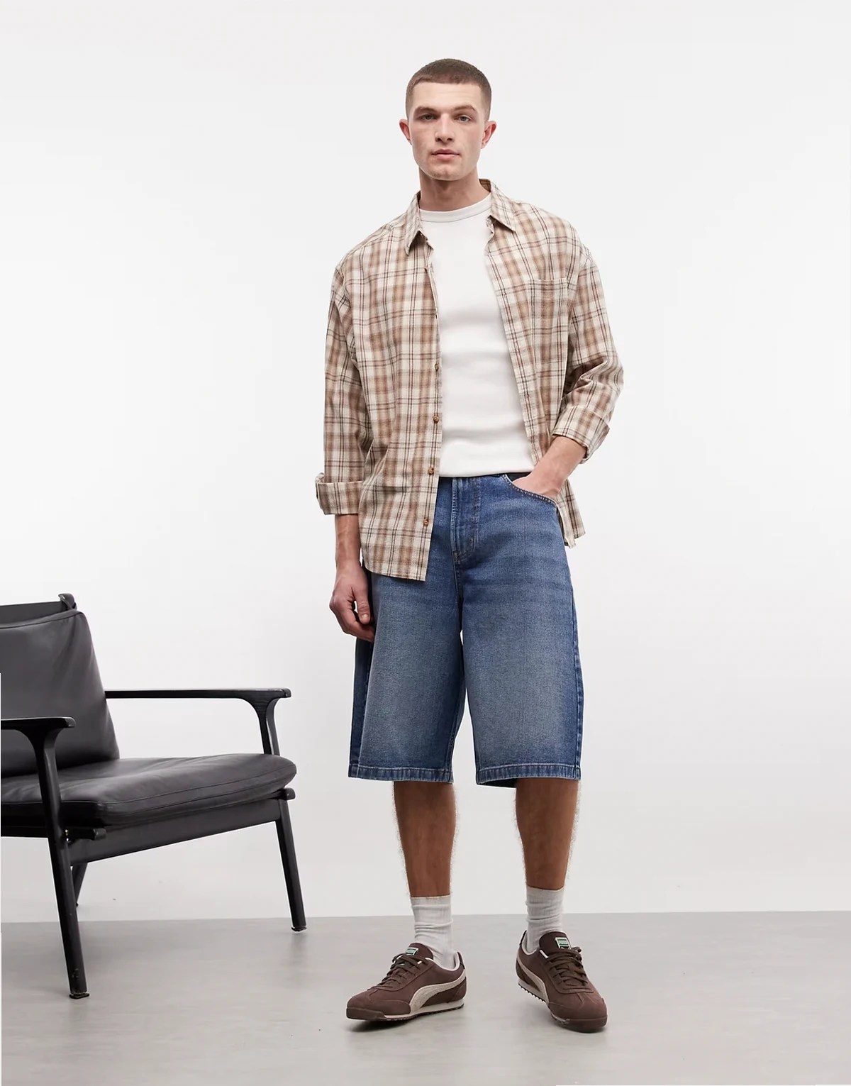 – Niebieskie jeansowe jortsy typu skater