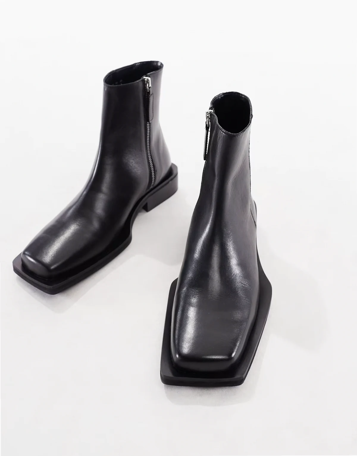 – Chelsea-Stiefel aus poliertem schwarzem Leder mit abgeschrägter Sohle