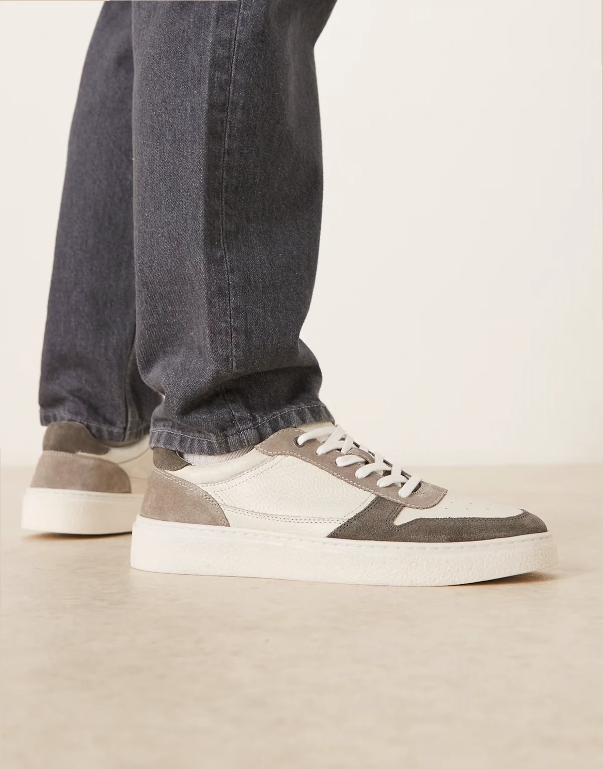 – Sneaker im Panel-Design aus grauem Wildleder und Leder in Wollweiß