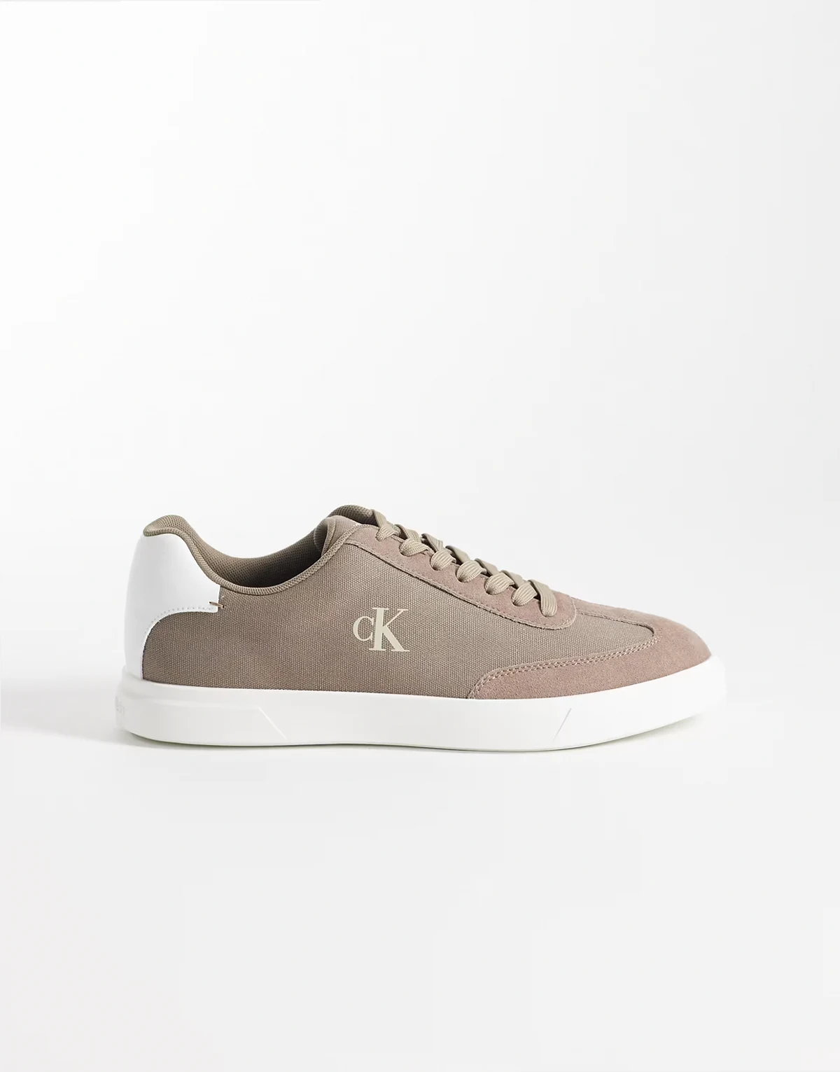 – Sneaker in Taupe mit Gummisohle und niedrigem Profil