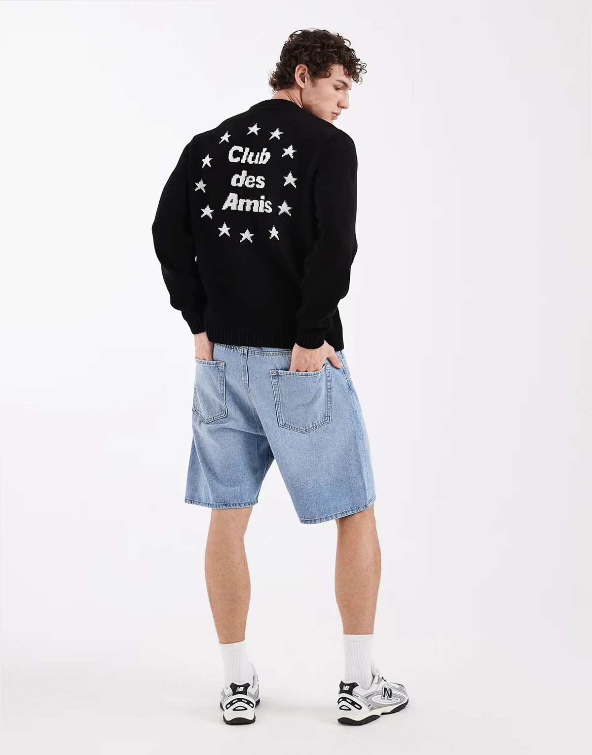 – Czarny dzianinowy sweter oversize z haftem