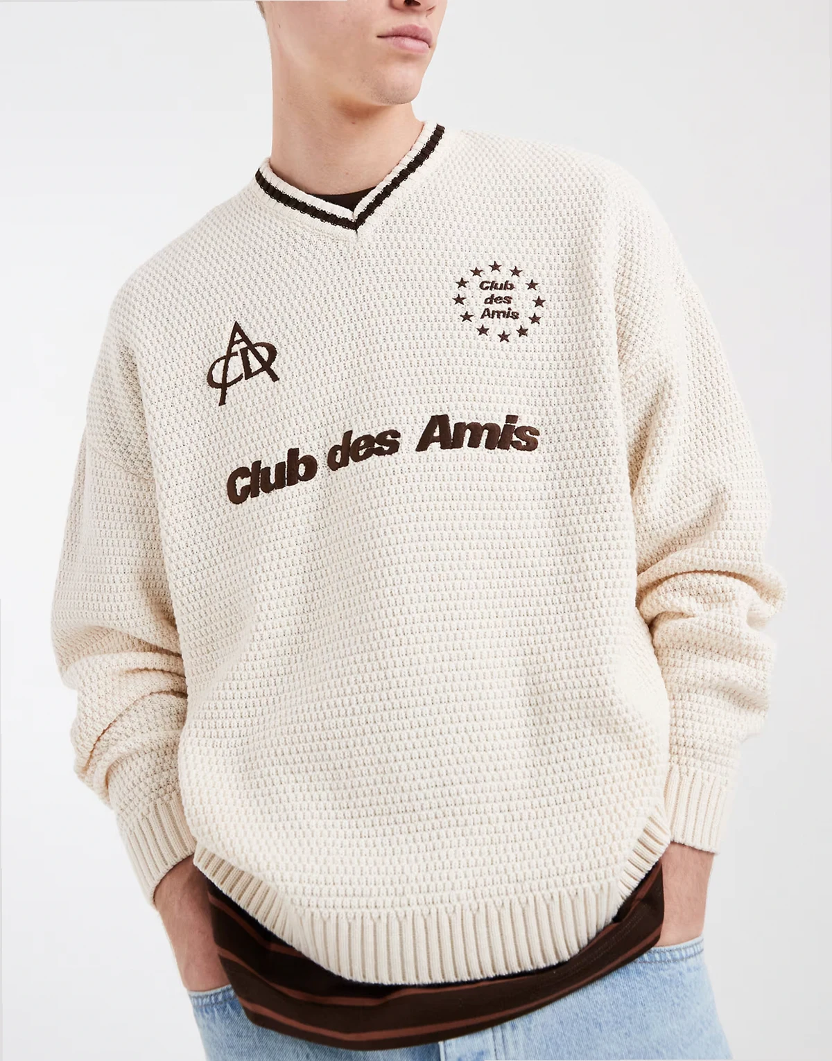 – Dzianinowy sweter oversize w kolorze ecru z grafiką z napisem „Club de Amis”