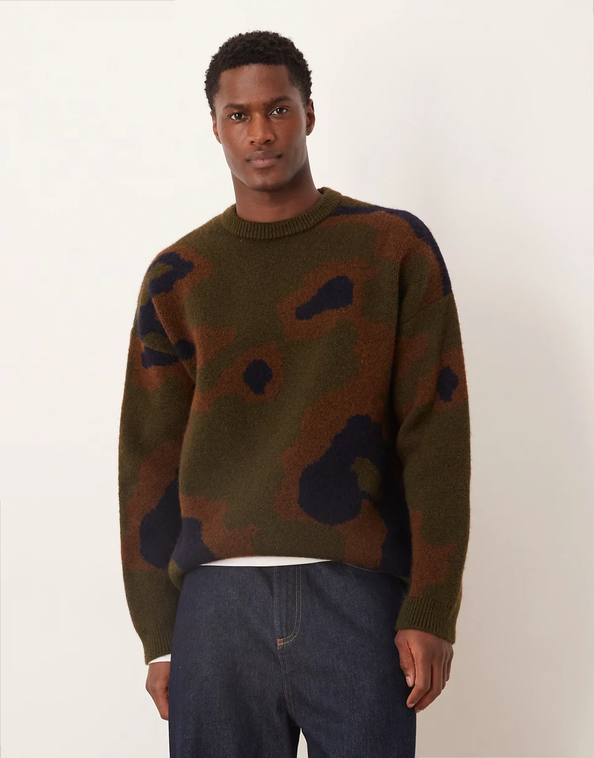– Dzianinowy sweter oversize z okrągłym dekoltem i abstrakcyjnym wzorem