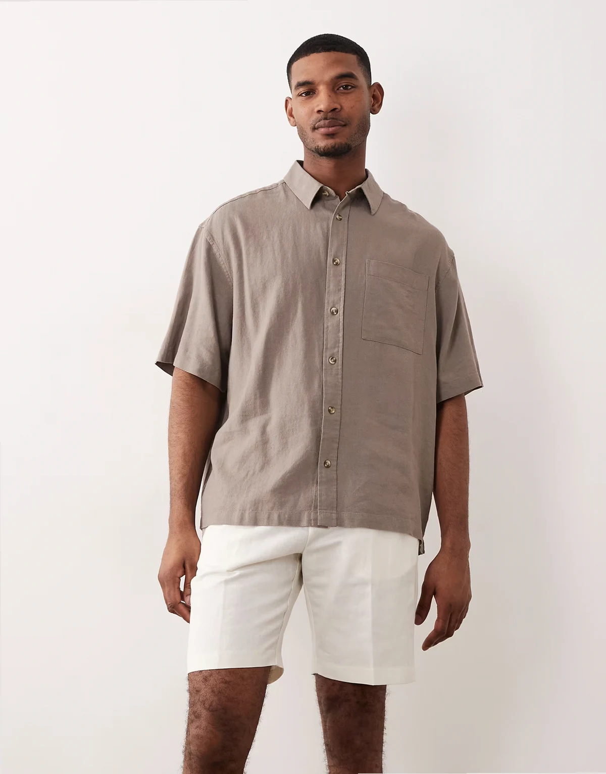 – Elegante Shorts in Weiß mit hohem Leinenanteil und verstellbaren Seiten