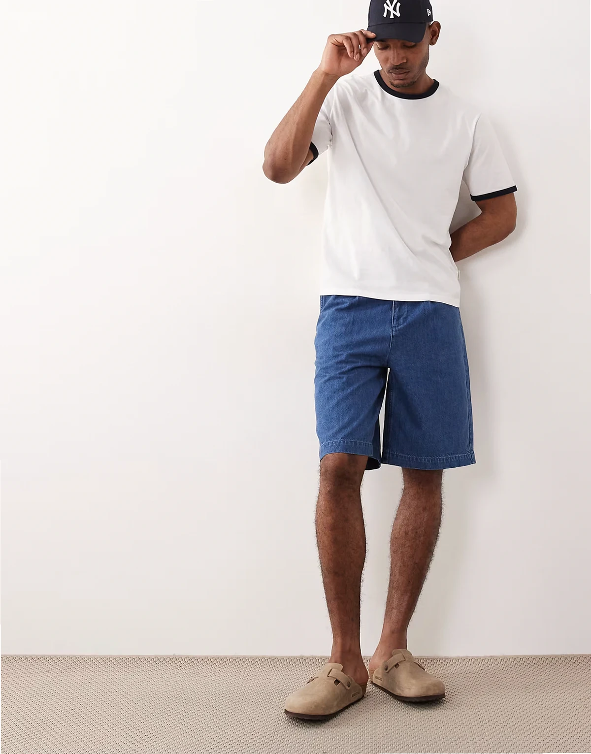 – Leichte Bermuda-Jorts aus Denim in mittelblauer Waschung mit Bundfalten