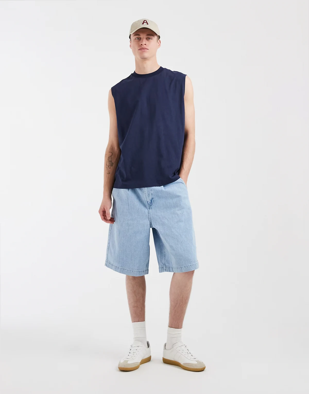– Bermuda-Jorts aus Denim in hellblauer Waschung mit Bundfalten
