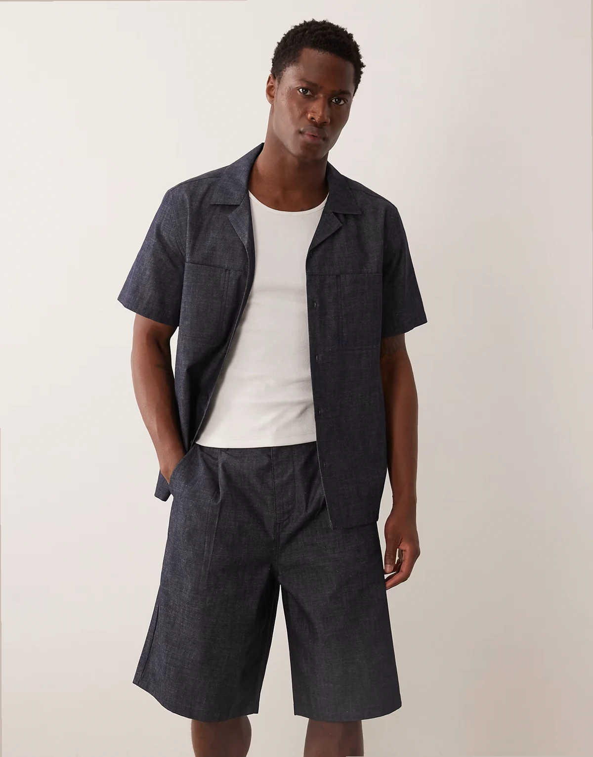 – Leichte Bermuda-Jorts aus Denim in Raw-Waschung mit Bundfalten