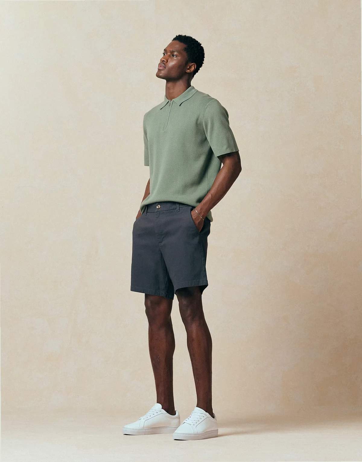 – Mittellange Chino-Shorts mit schmalem Schnitt in Anthrazit
