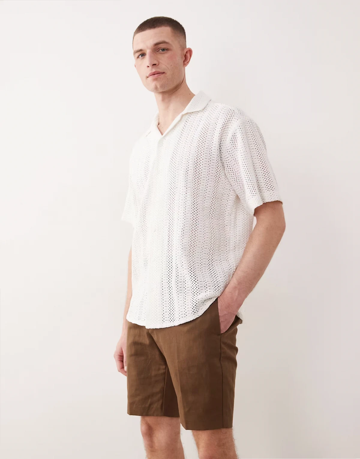 – Elegante Shorts in Dunkelbraun mit hohem Leinenanteil und schmalem Schnitt