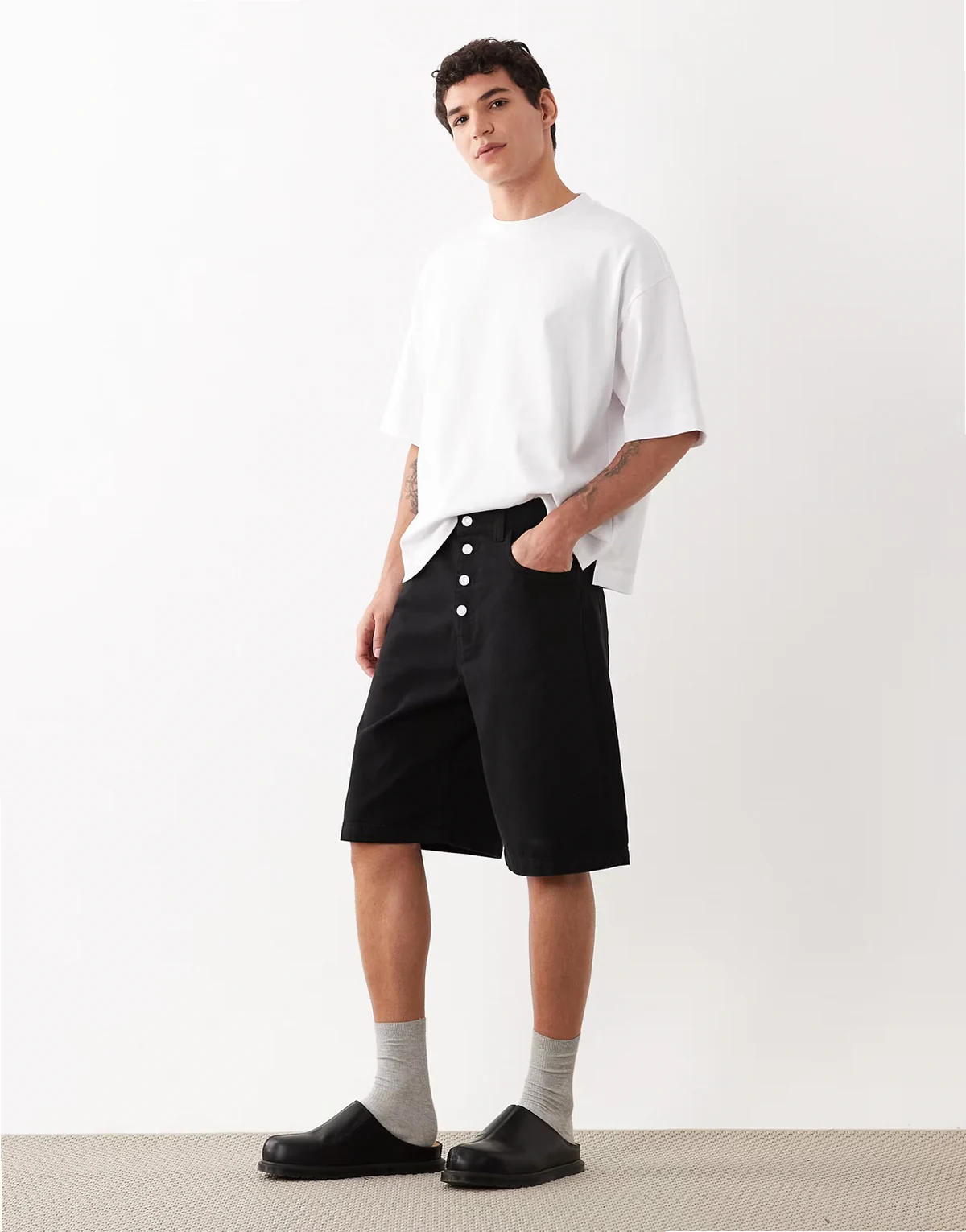 – Länger geschnittene Jorts aus Twill in Schwarz mit sichtbarer Knopfleiste