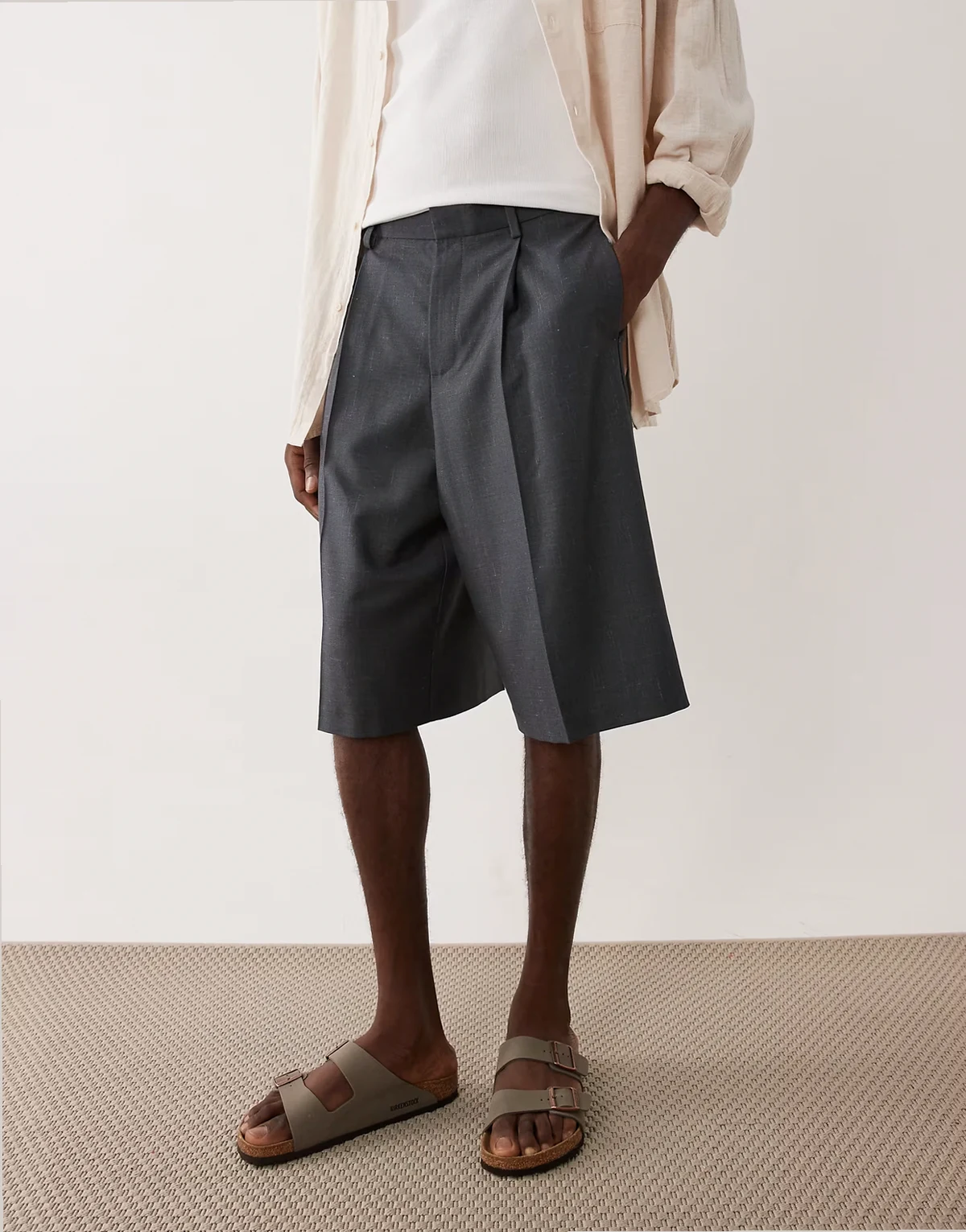 – Elegante Oversize-Bermudashorts in dunkelblauer Jeans-Optik mit Bundfalten