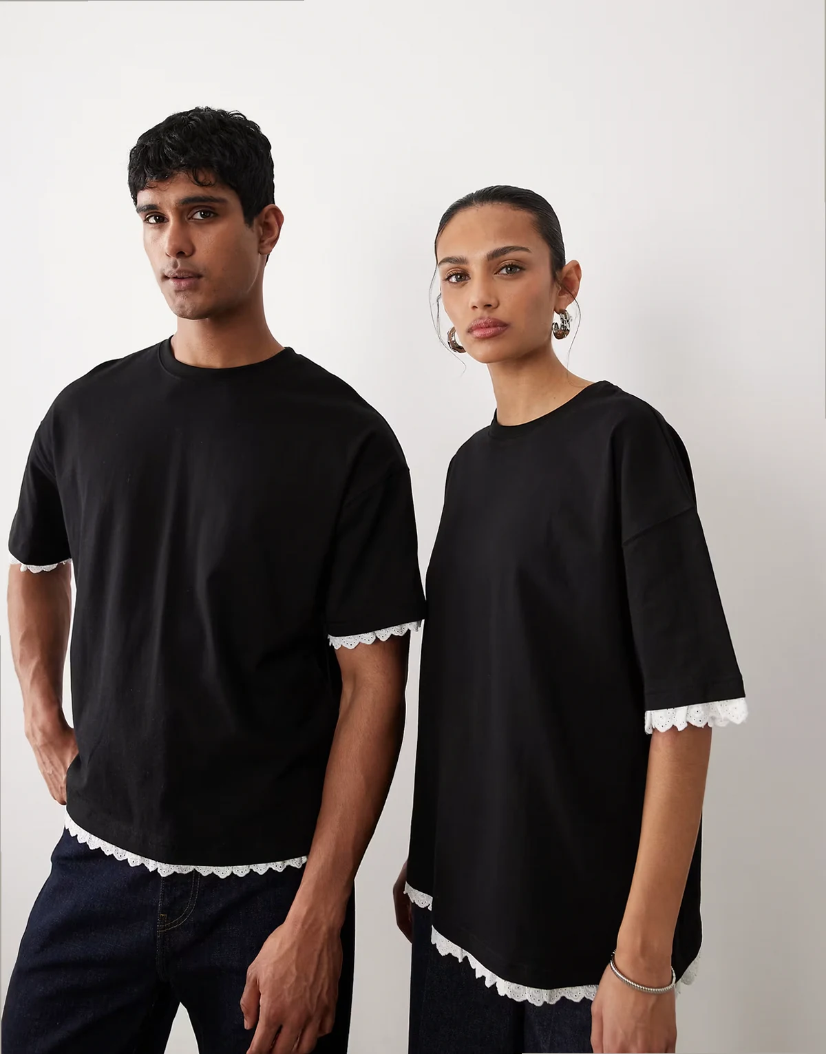 Unisex – Czarny bawełniany T-shirt oversize z kontrastową falbanką