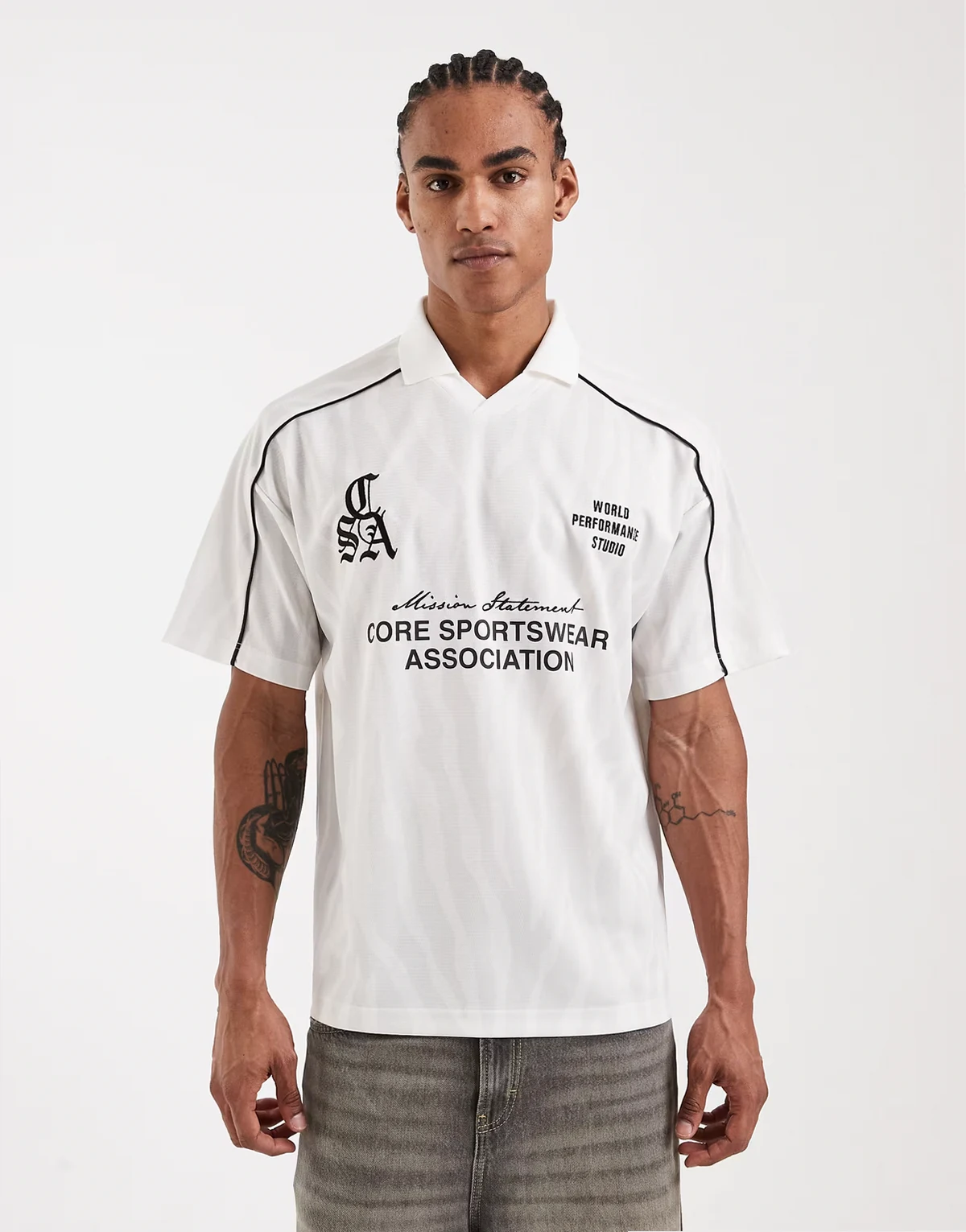 – Biały T-shirt w piłkarskim stylu